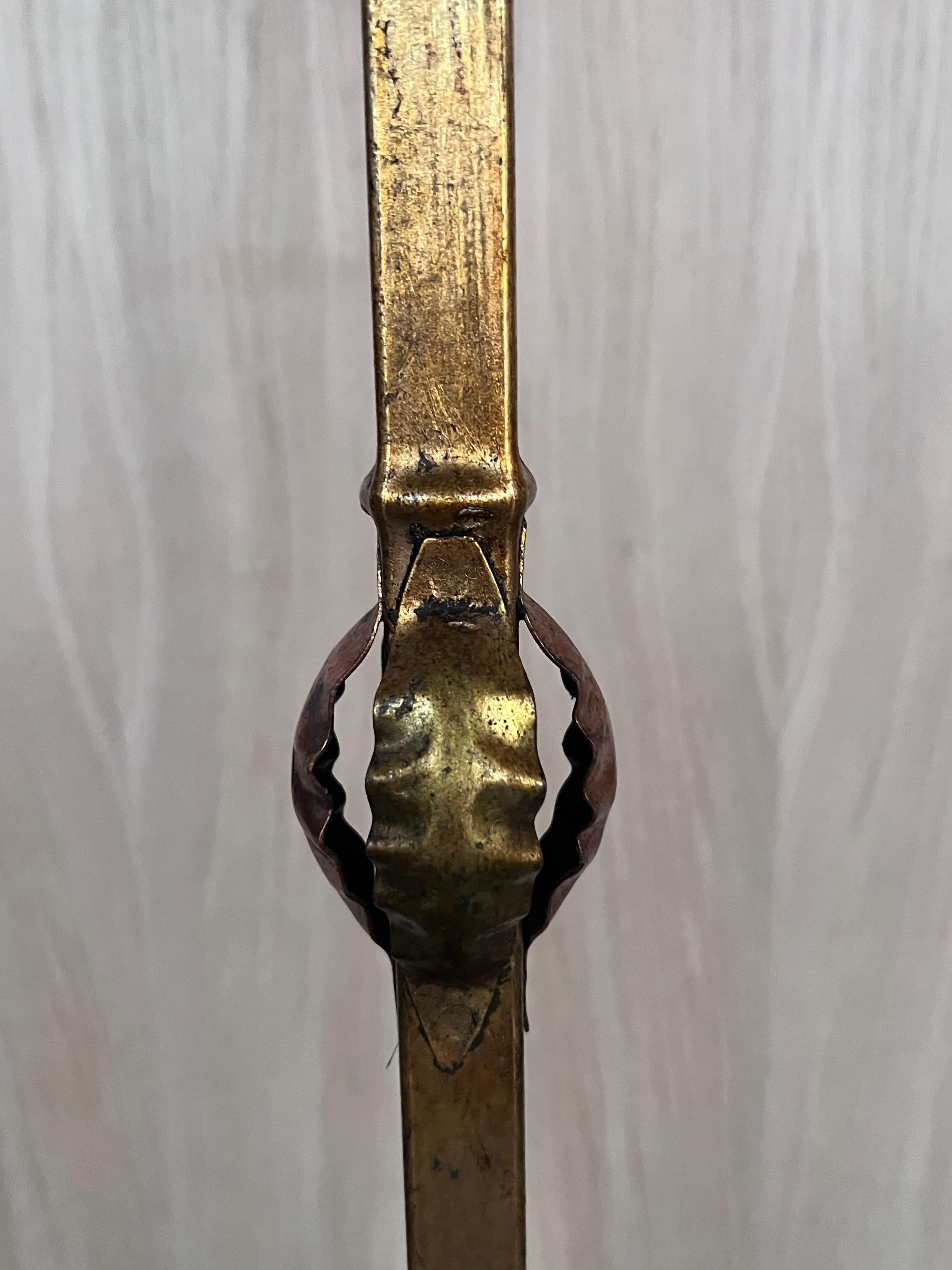 Lampadaire en laiton et en fer des années 1920 avec abat-jour en forme de tourbillon de style Tiffany en vente 3