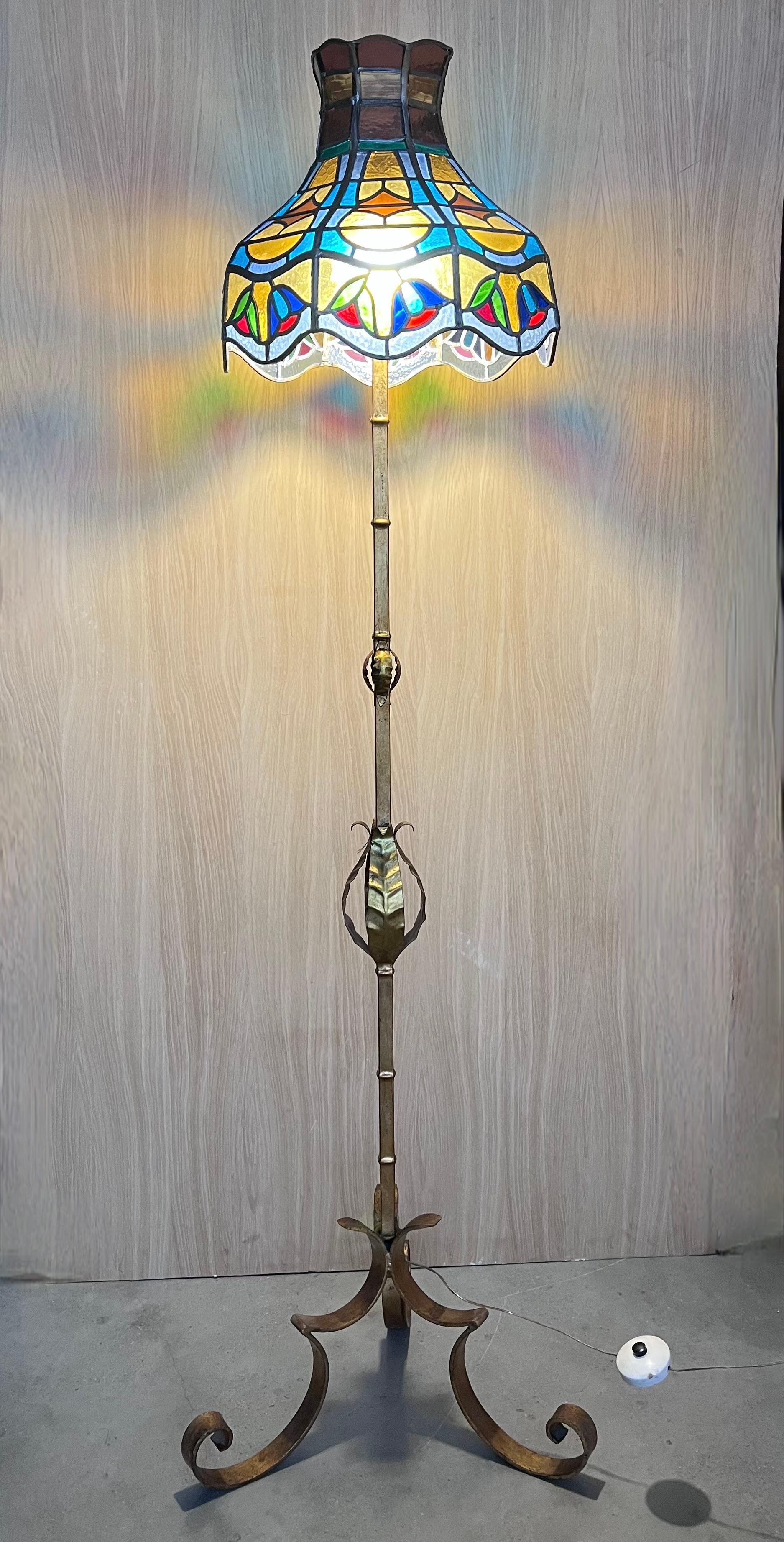 Lampadaire en laiton et en fer des années 1920 avec abat-jour en forme de tourbillon de style Tiffany en vente 4