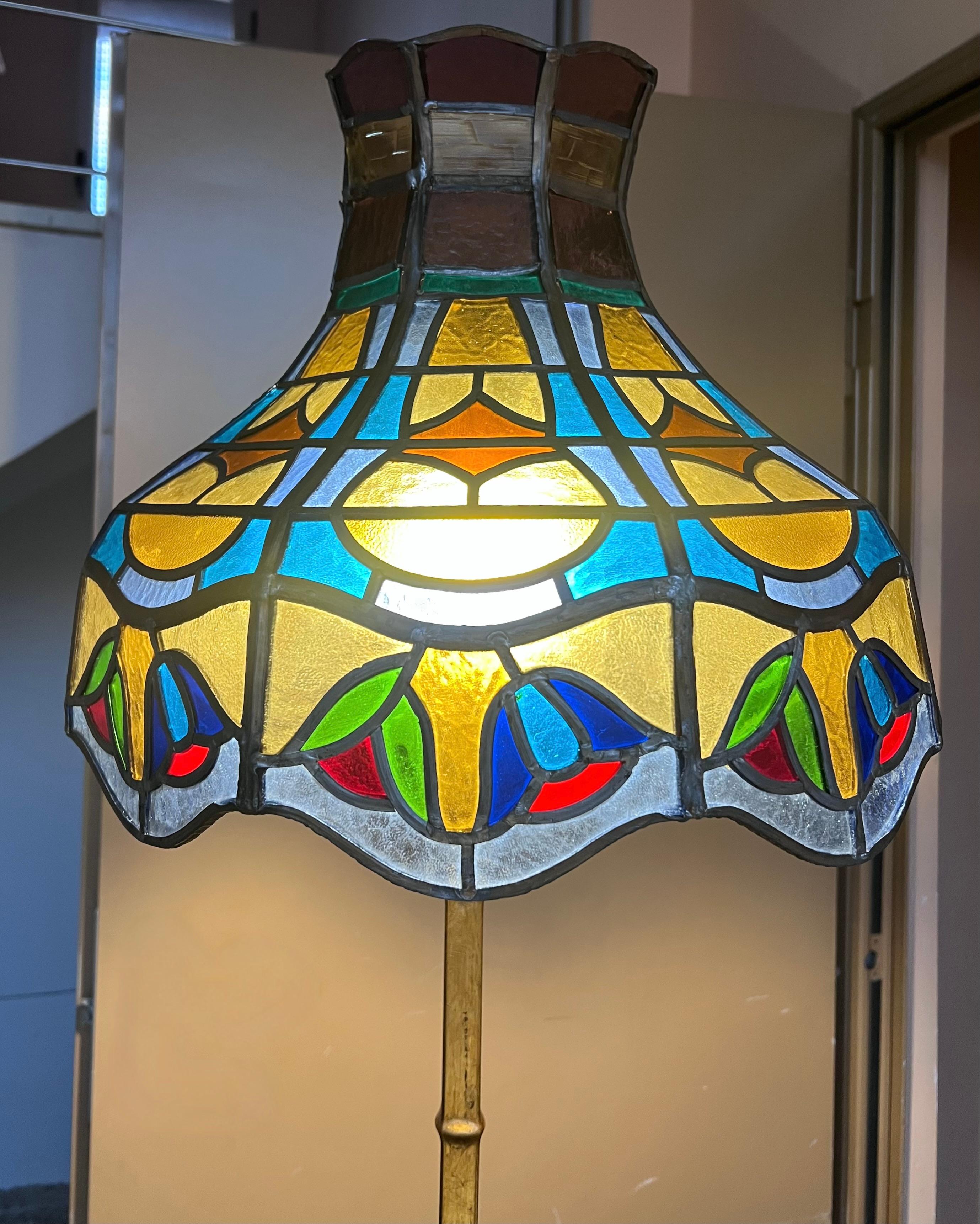 Lampadaire en laiton et en fer des années 1920 avec abat-jour en forme de tourbillon de style Tiffany en vente 5