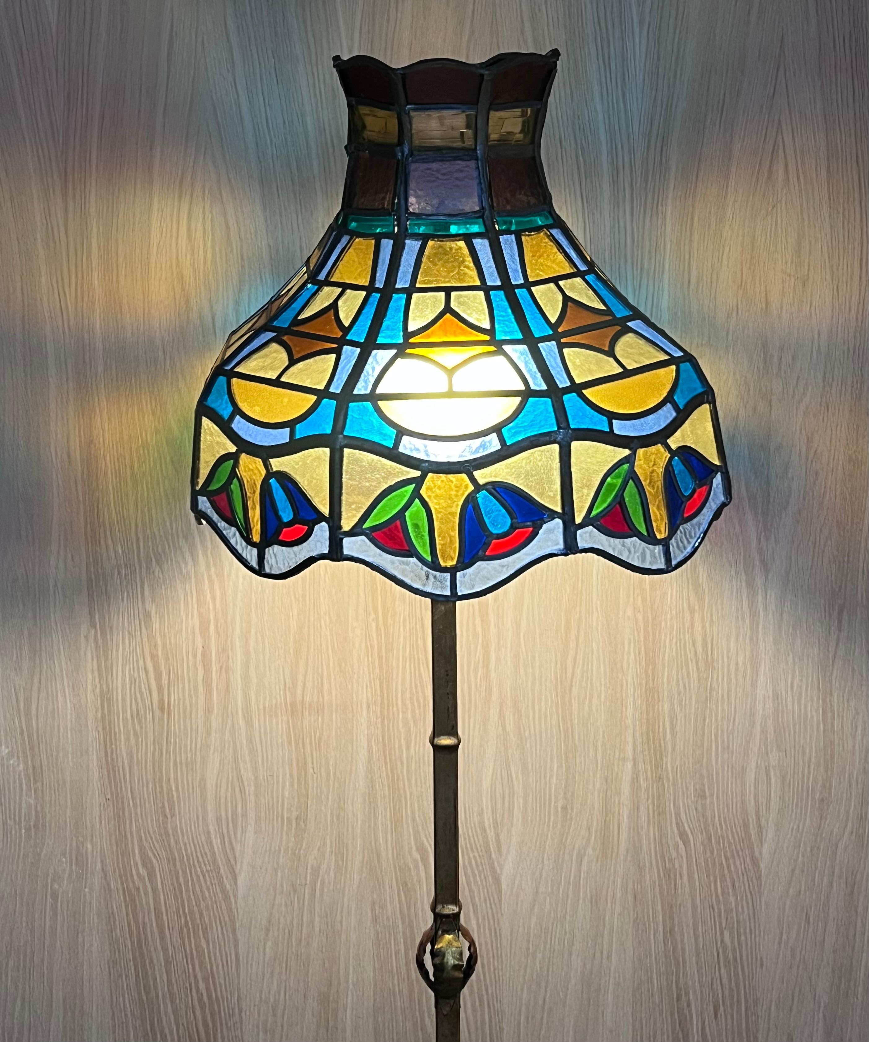 Lampadaire en laiton et en fer des années 1920 avec abat-jour en forme de tourbillon de style Tiffany en vente 6