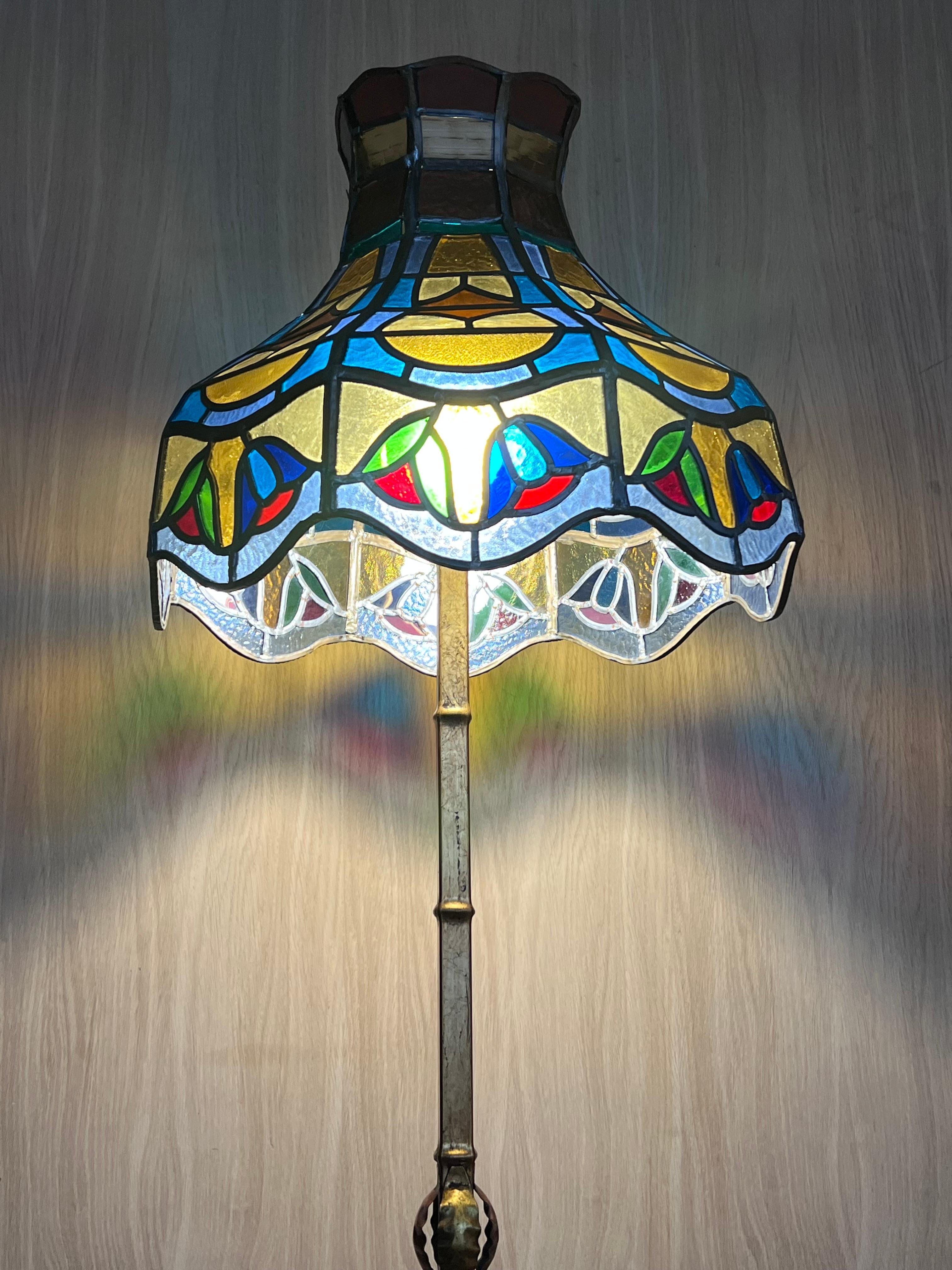 Lampadaire en laiton et en fer des années 1920 avec abat-jour en forme de tourbillon de style Tiffany en vente 7