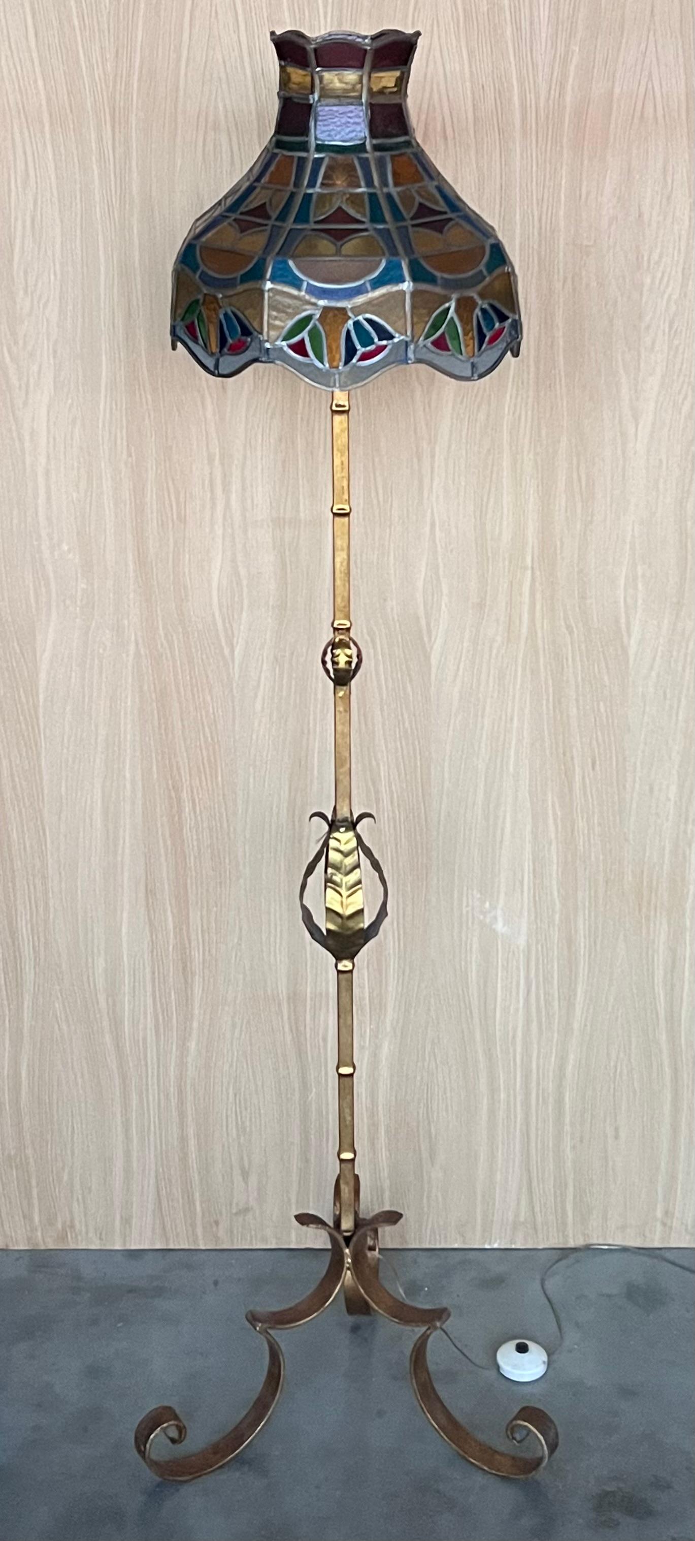 Mid-Century Modern Lampadaire en laiton et en fer des années 1920 avec abat-jour en forme de tourbillon de style Tiffany en vente