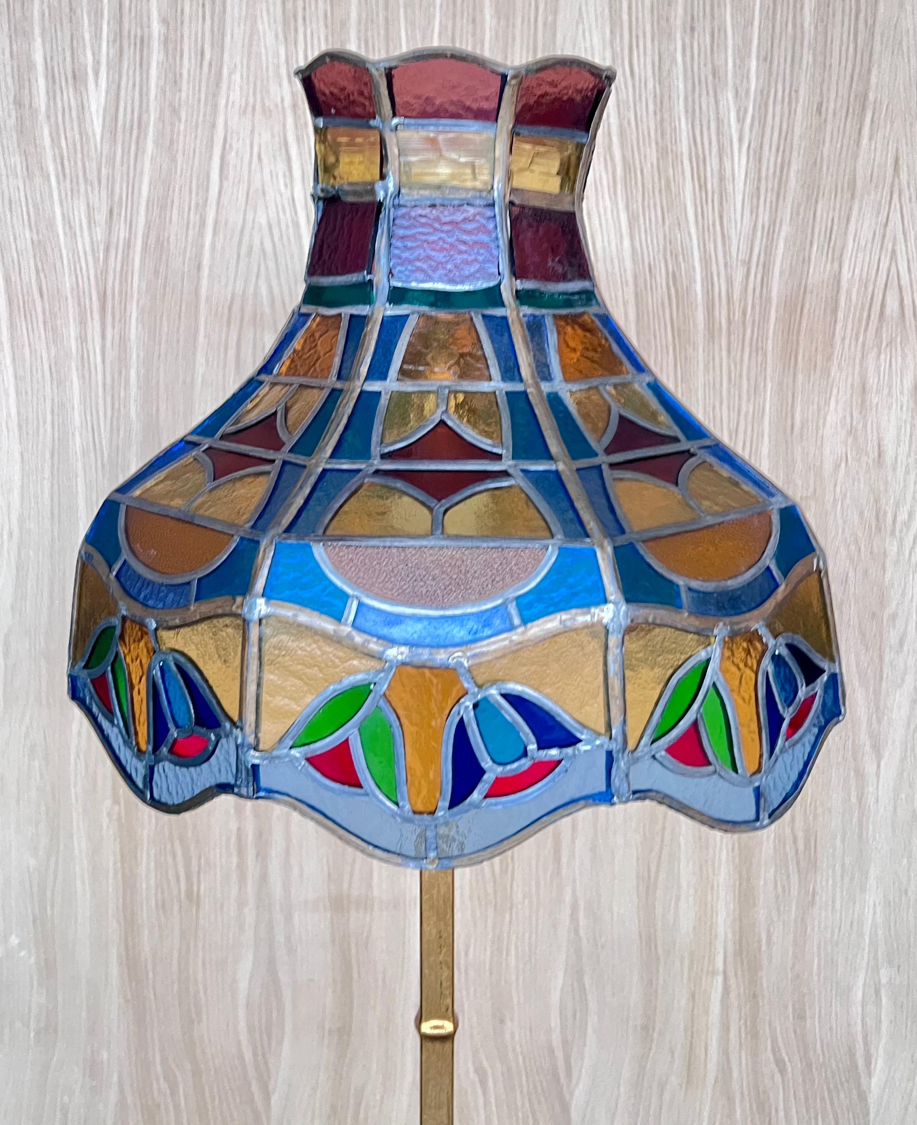 Espagnol Lampadaire en laiton et en fer des années 1920 avec abat-jour en forme de tourbillon de style Tiffany en vente