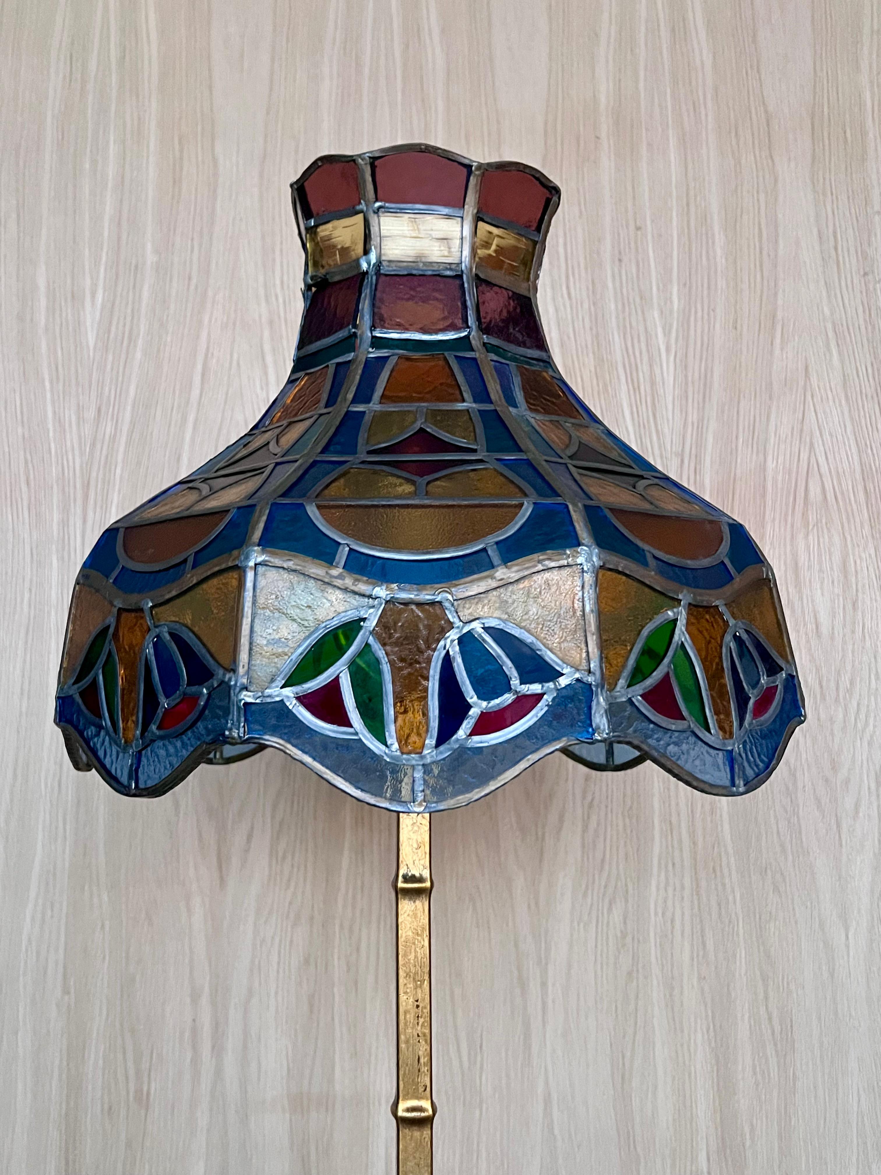 Lampadaire en laiton et en fer des années 1920 avec abat-jour en forme de tourbillon de style Tiffany Bon état - En vente à Miami, FL