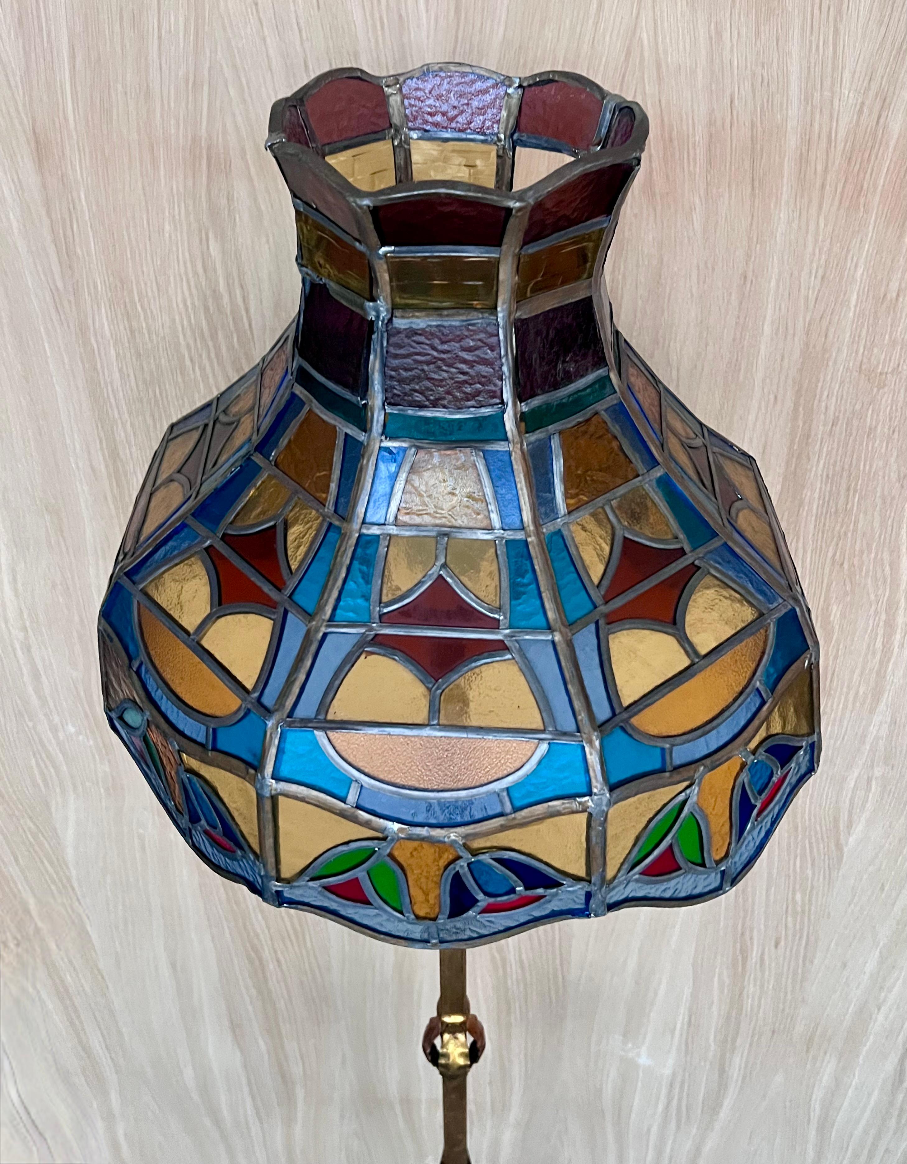 20ième siècle Lampadaire en laiton et en fer des années 1920 avec abat-jour en forme de tourbillon de style Tiffany en vente