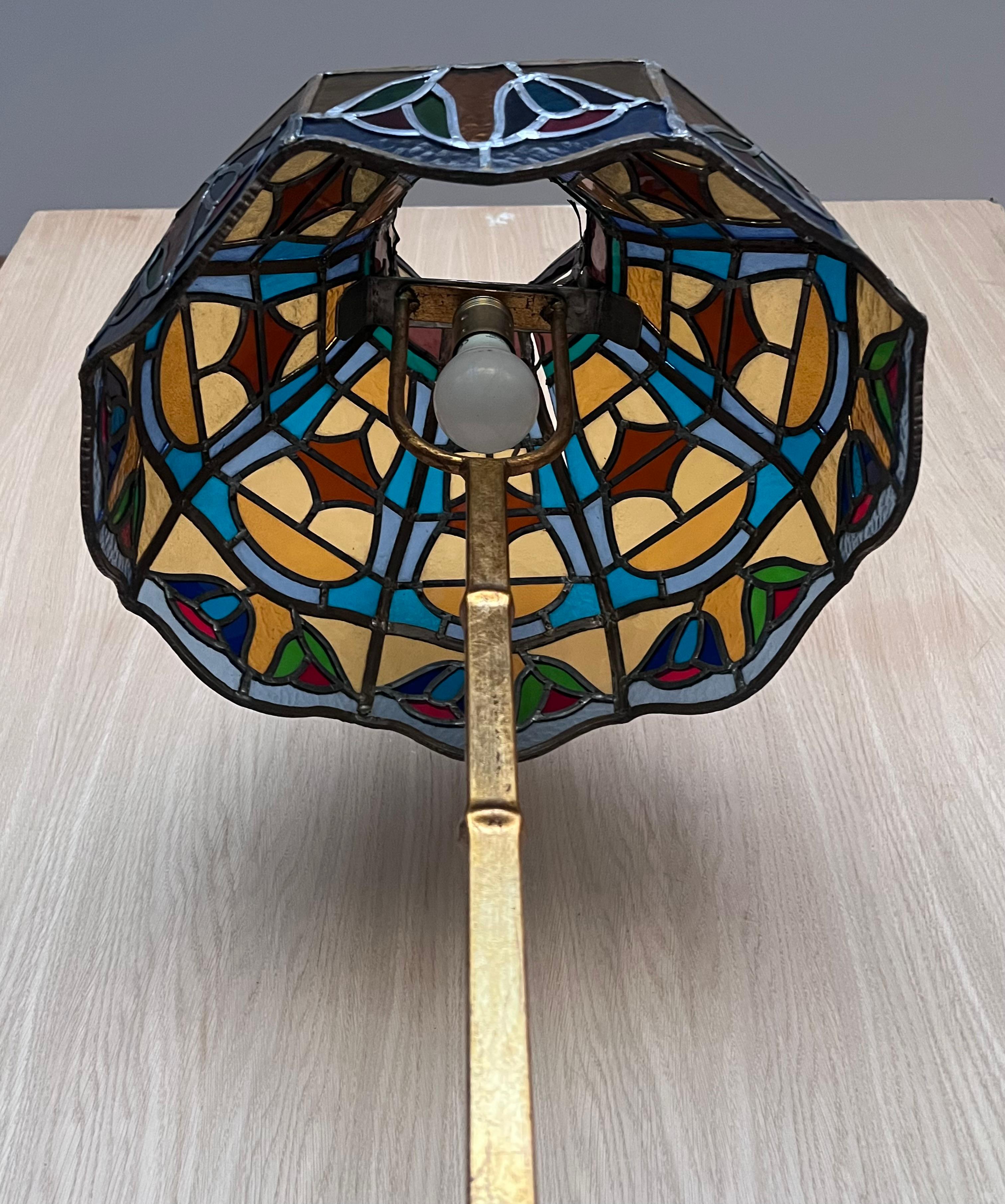 Verre taillé Lampadaire en laiton et en fer des années 1920 avec abat-jour en forme de tourbillon de style Tiffany en vente