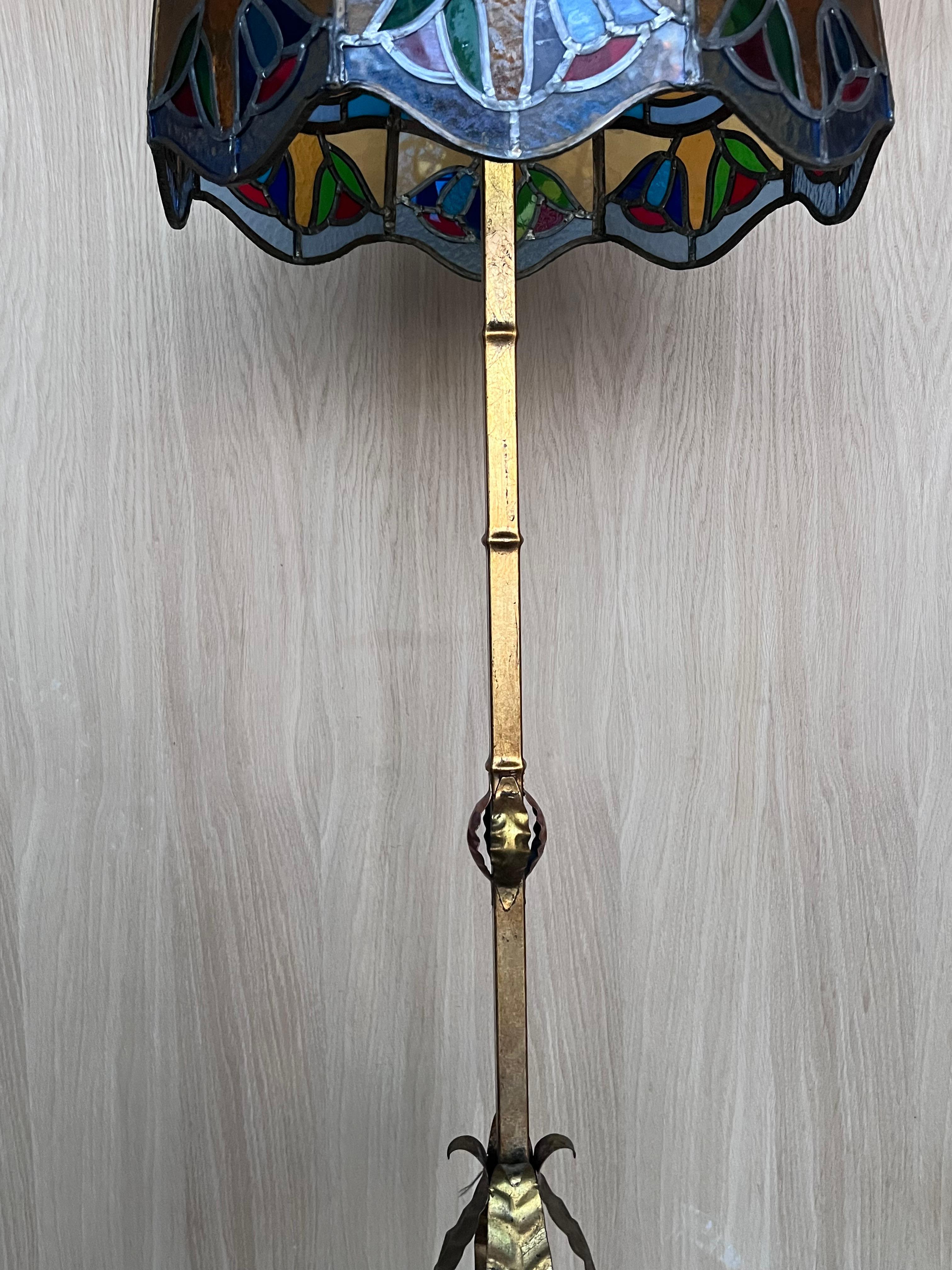 Lampadaire en laiton et en fer des années 1920 avec abat-jour en forme de tourbillon de style Tiffany en vente 1