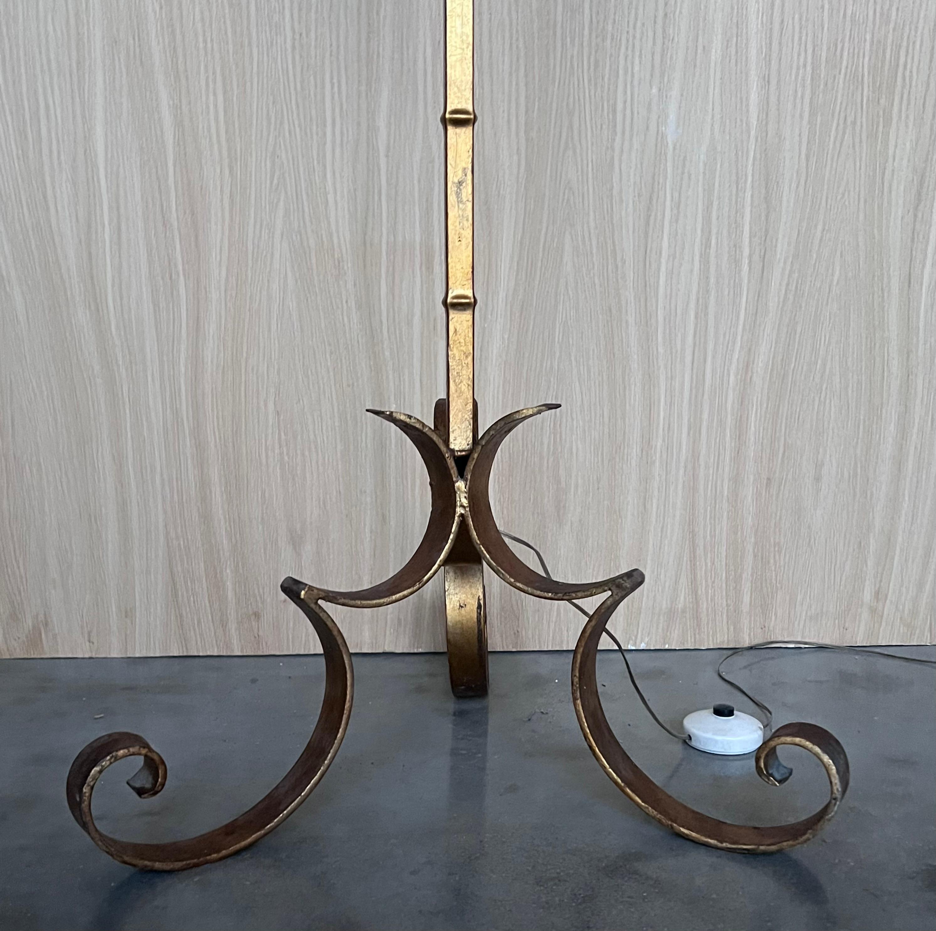 Lampadaire en laiton et en fer des années 1920 avec abat-jour en forme de tourbillon de style Tiffany en vente 2