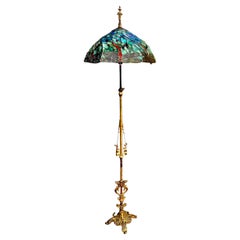 Lampada da terra in ottone e ferro del 1920 con paralume a volute in stile Tiffany vintage
