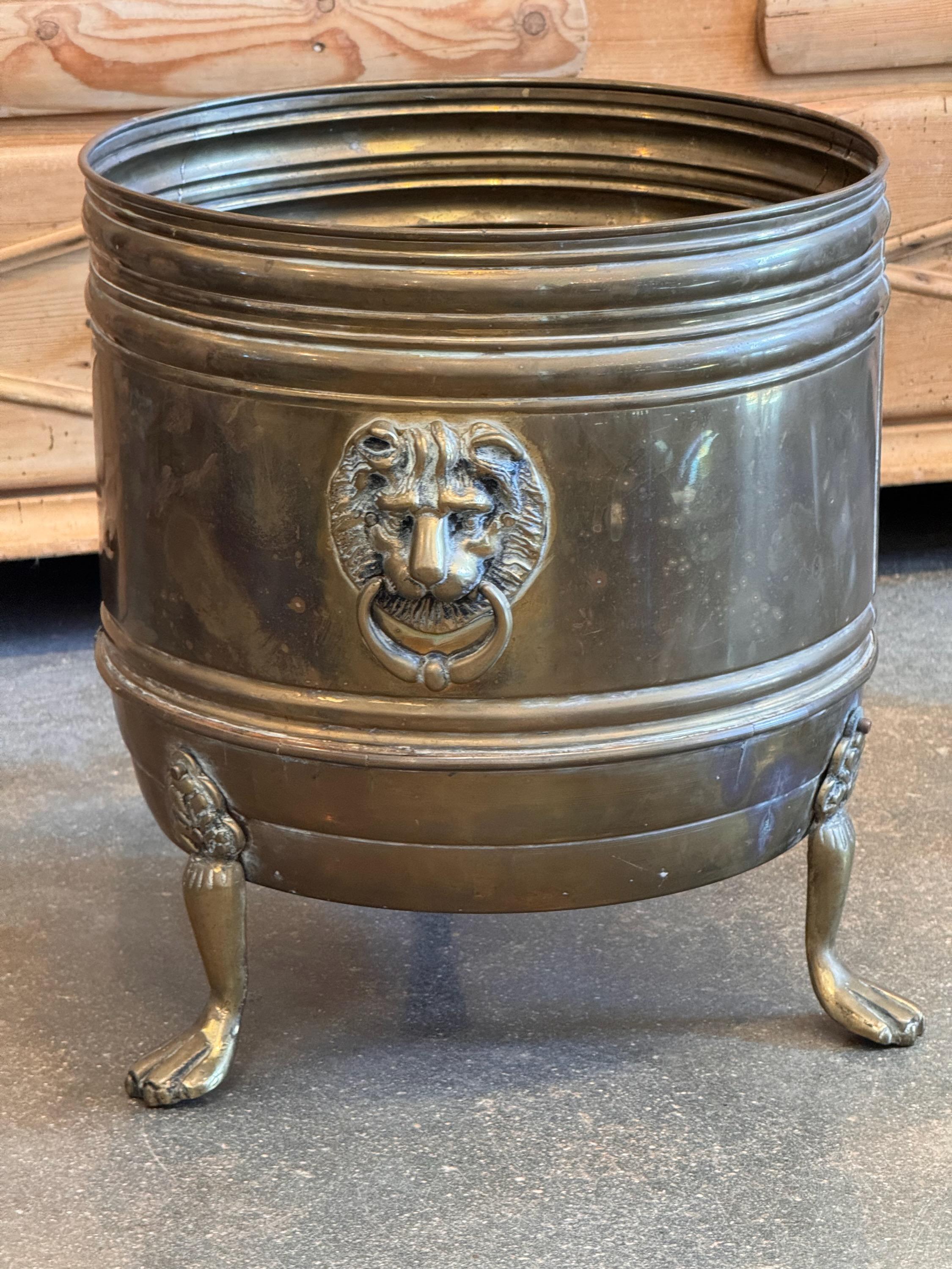A nice brass planter. In original finish. Made in the 1920s.