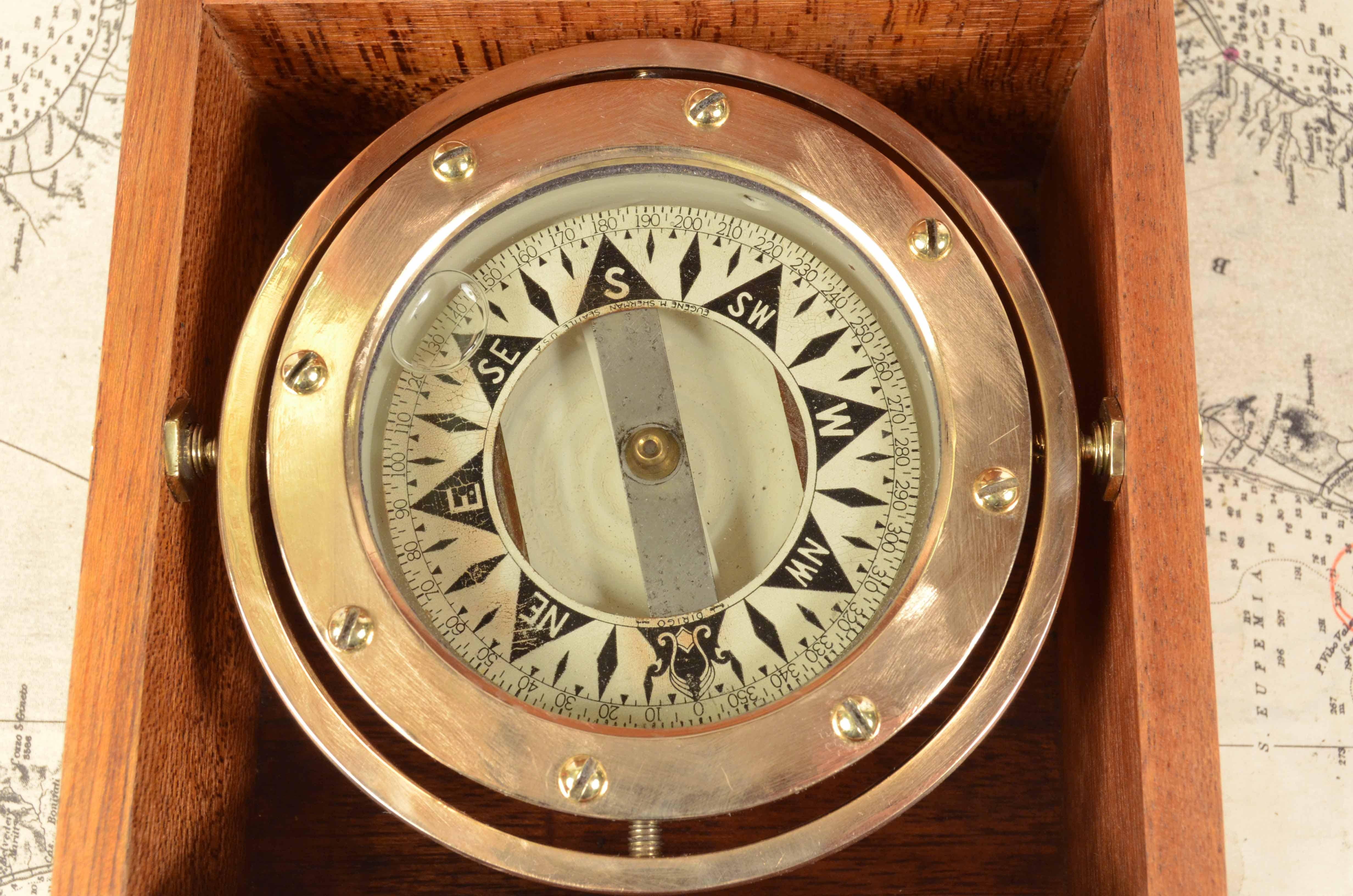 Liquid antique nautical compass on universal joint signed DIRIGO Eugen M. Sherman Seattle USA from the 1920s, in its original oak wood box with brass hinges. Eight wind rose complete with protractor circle.
The compass is made up of a cylindrical