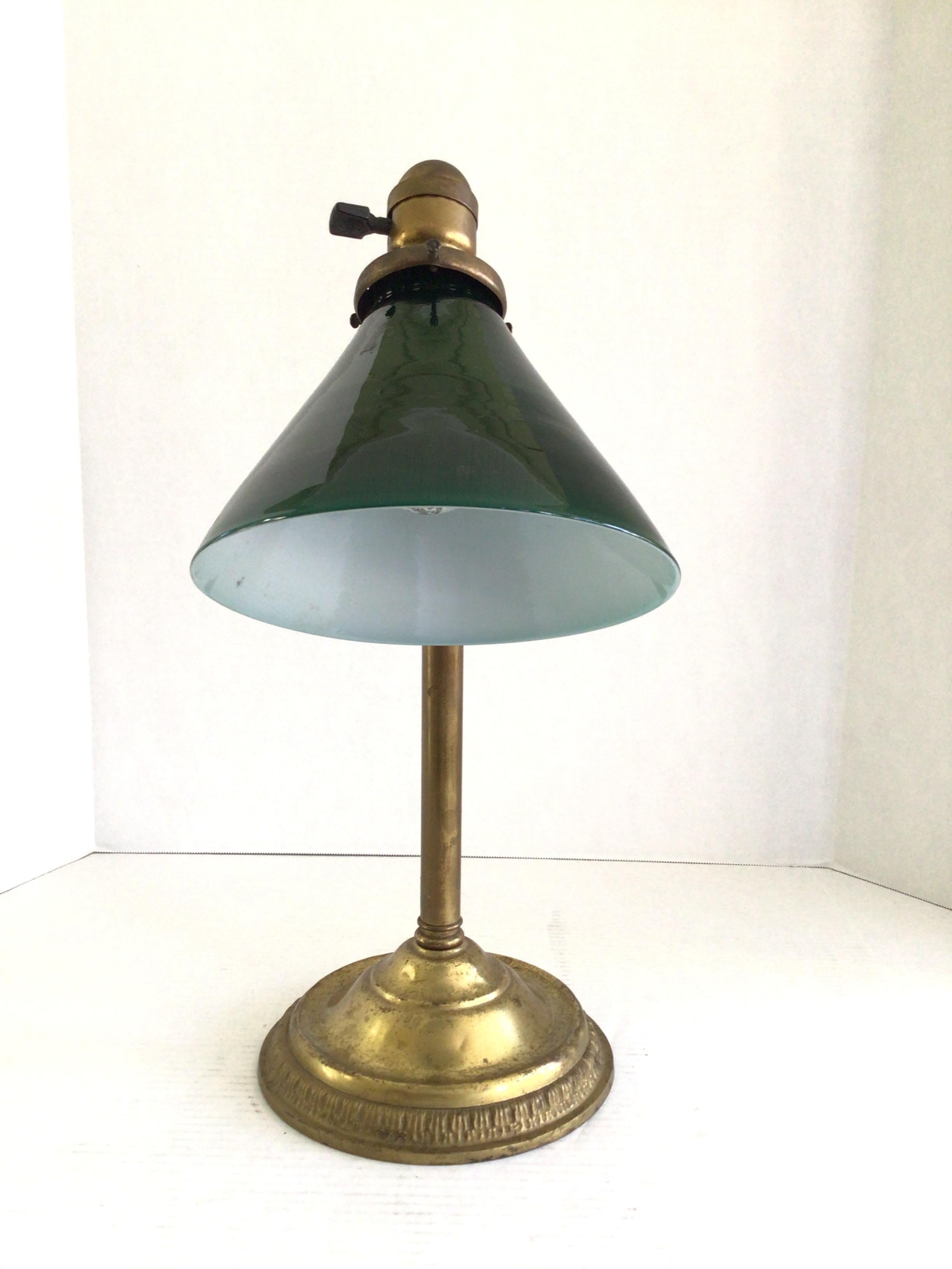 1920er Jahre Messing Schreibtischlampe mit Smaragd Glasschirm 
Artikuliert 
Schalter oben
Kleiner Chip am Einsatz des Glases zur Fassung, nicht sichtbar, wenn angebracht
Muss neu verkabelt werden