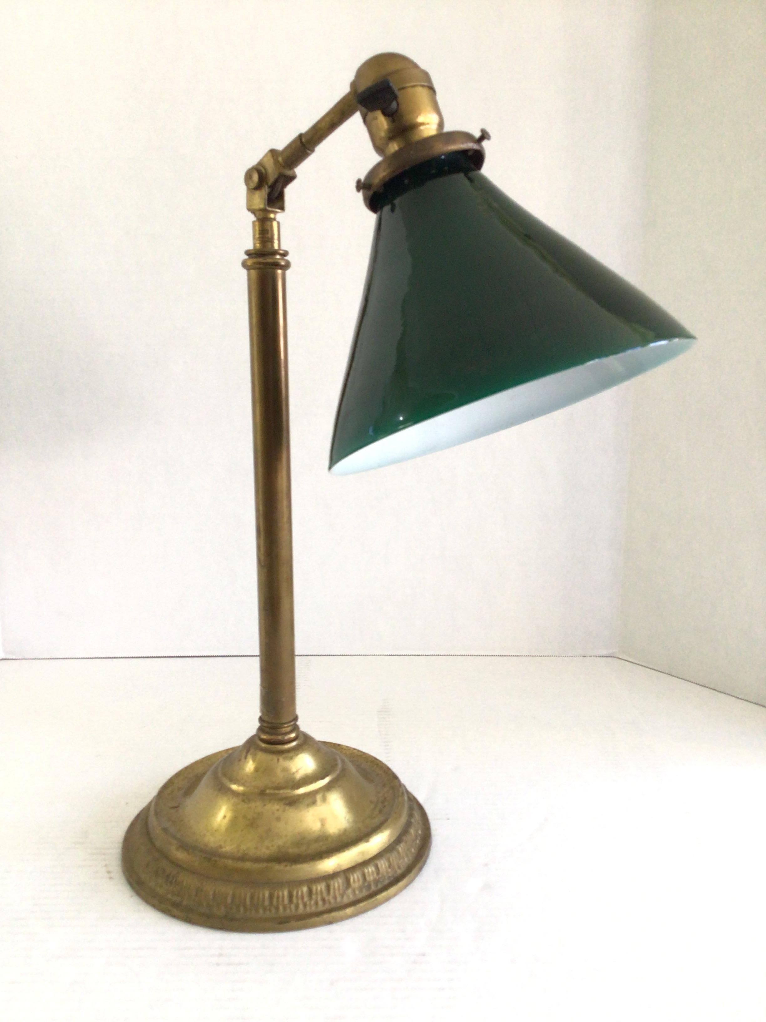1920er Jahre Messing Büro Schreibtischlampen mit Smaragd Glasschirm im Zustand „Gut“ im Angebot in Tarrytown, NY