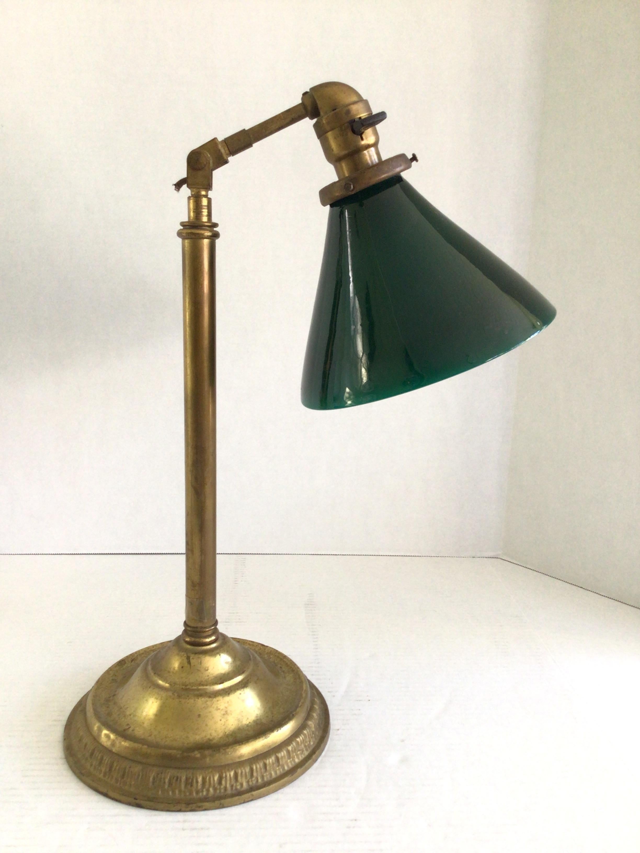 1920er Jahre Messing Büro Schreibtischlampen mit Smaragd Glasschirm (Frühes 20. Jahrhundert) im Angebot
