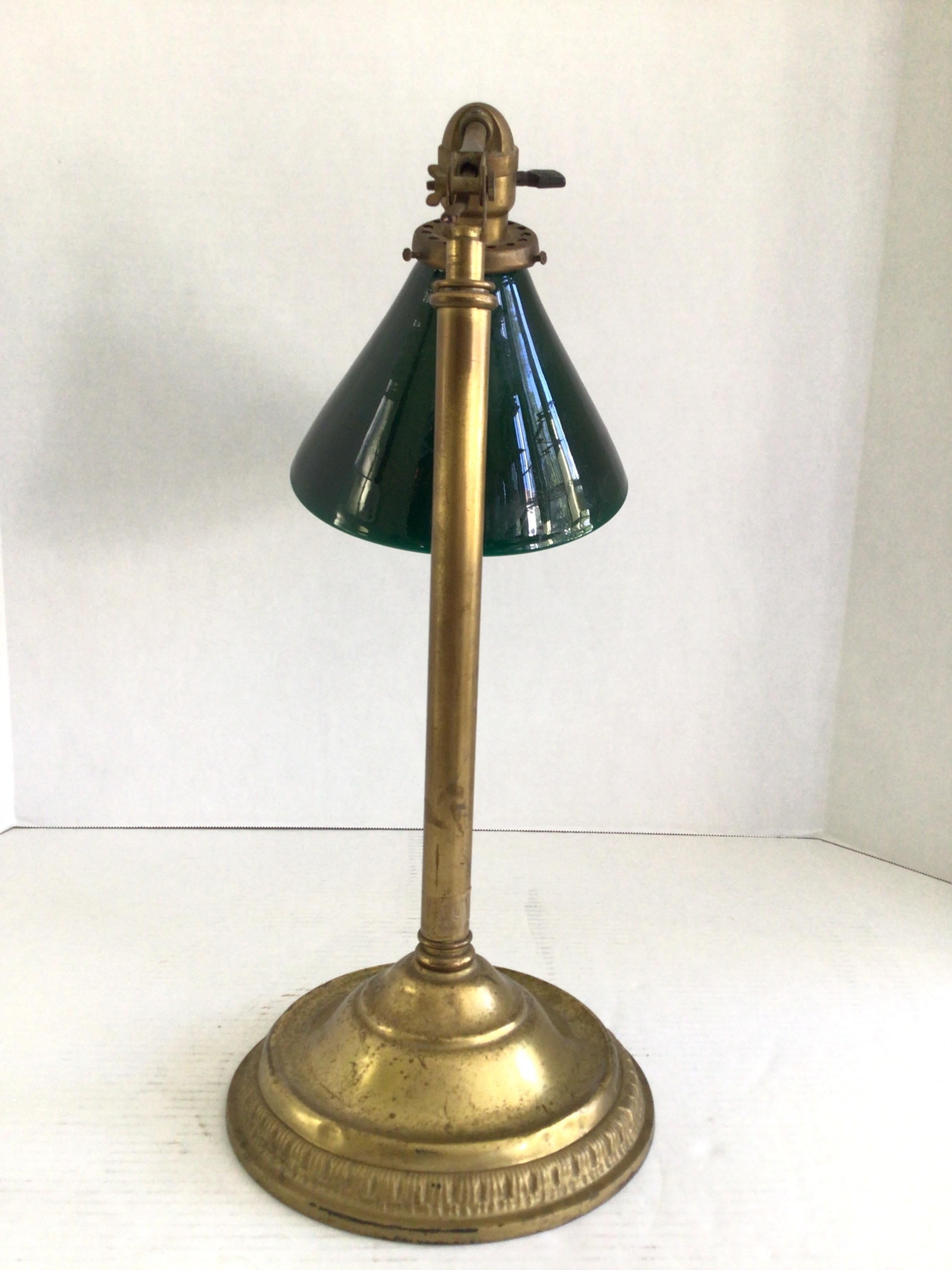 1920er Jahre Messing Büro Schreibtischlampen mit Smaragd Glasschirm im Angebot 1