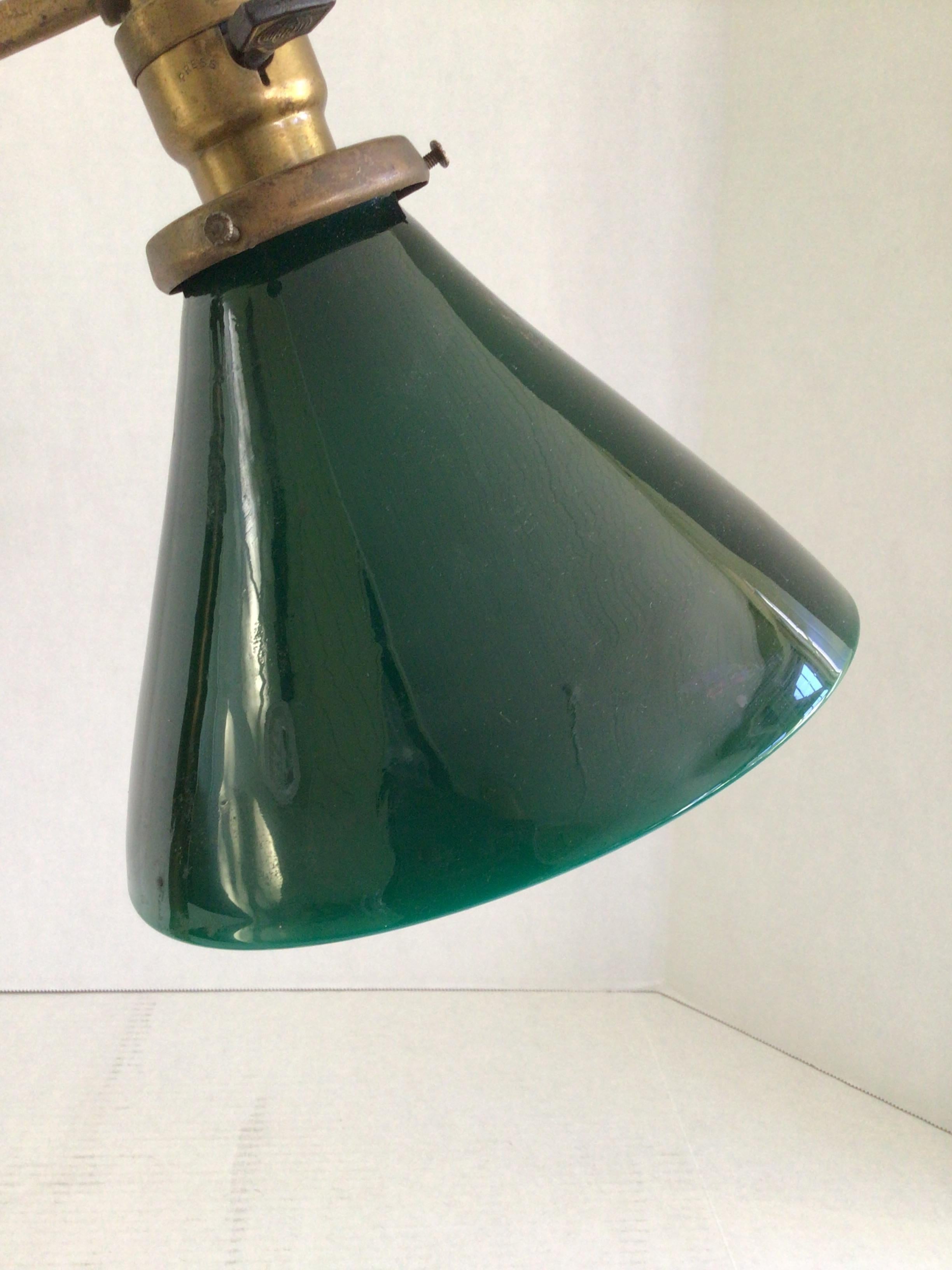 1920er Jahre Messing Büro Schreibtischlampen mit Smaragd Glasschirm im Angebot 2