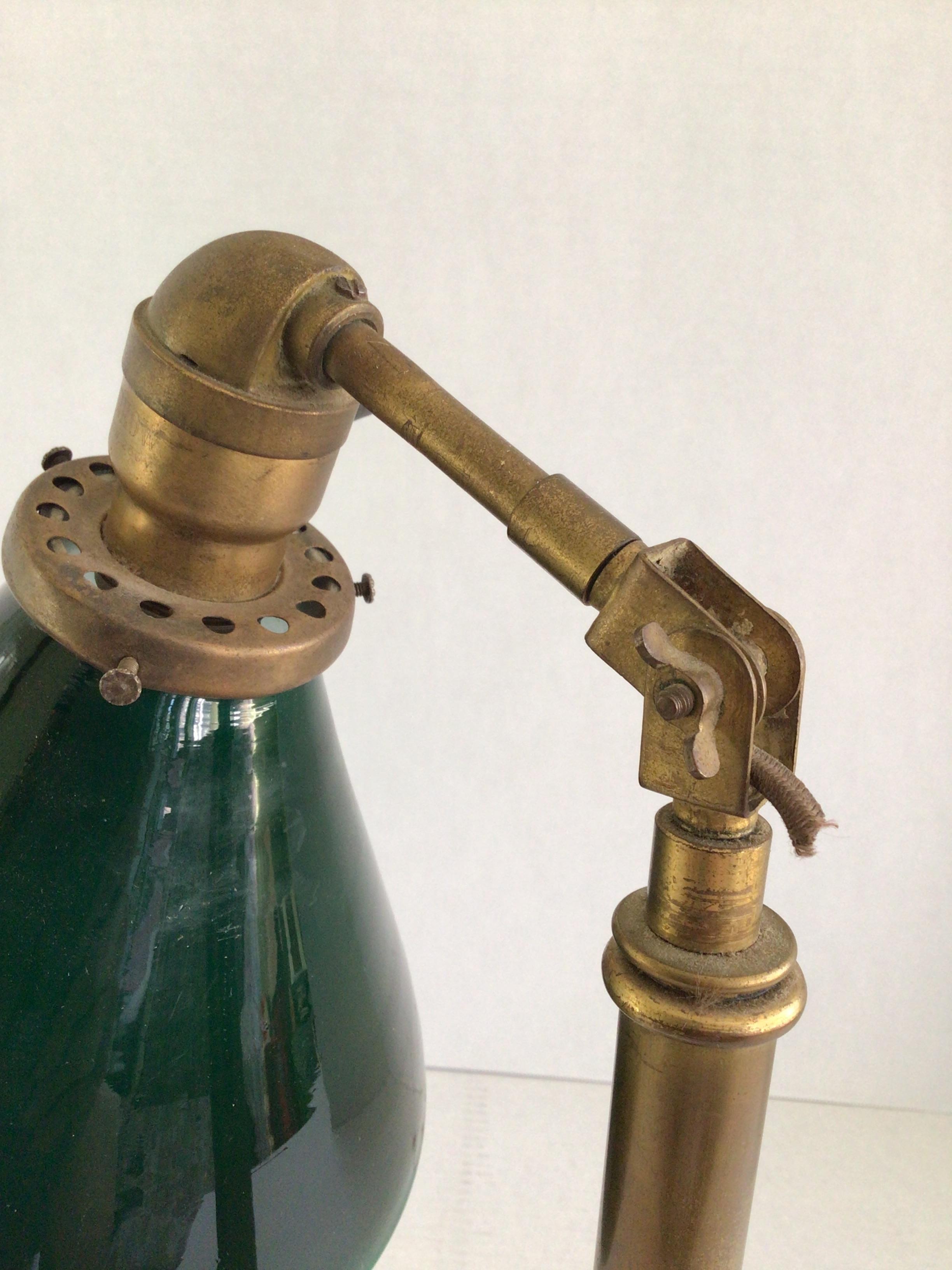 1920er Jahre Messing Büro Schreibtischlampen mit Smaragd Glasschirm im Angebot 4