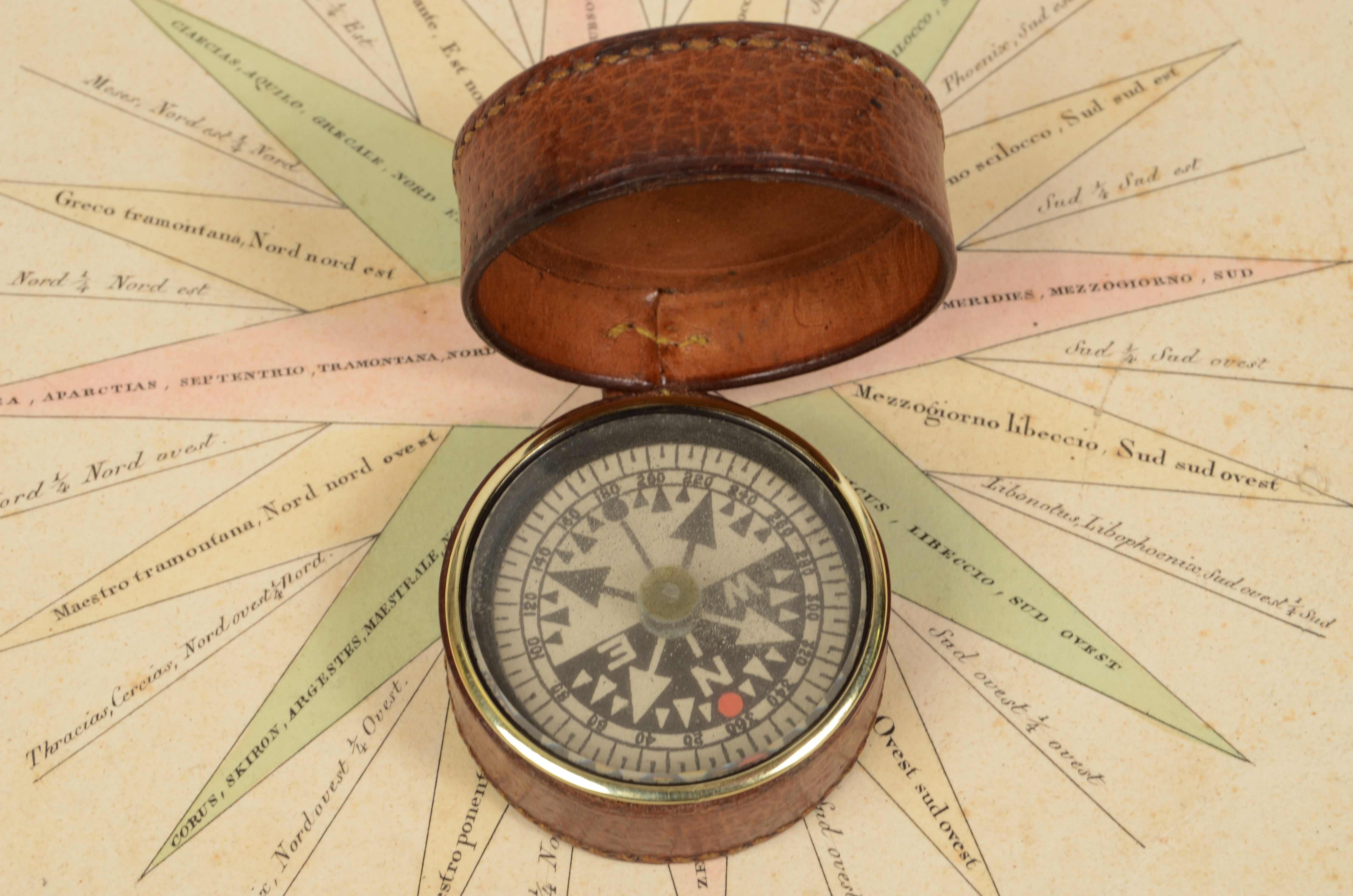 1920s Brass Pocket Magnetic Nautical Compass Antique Marine Navigation Tool In Good Condition In Milan, IT