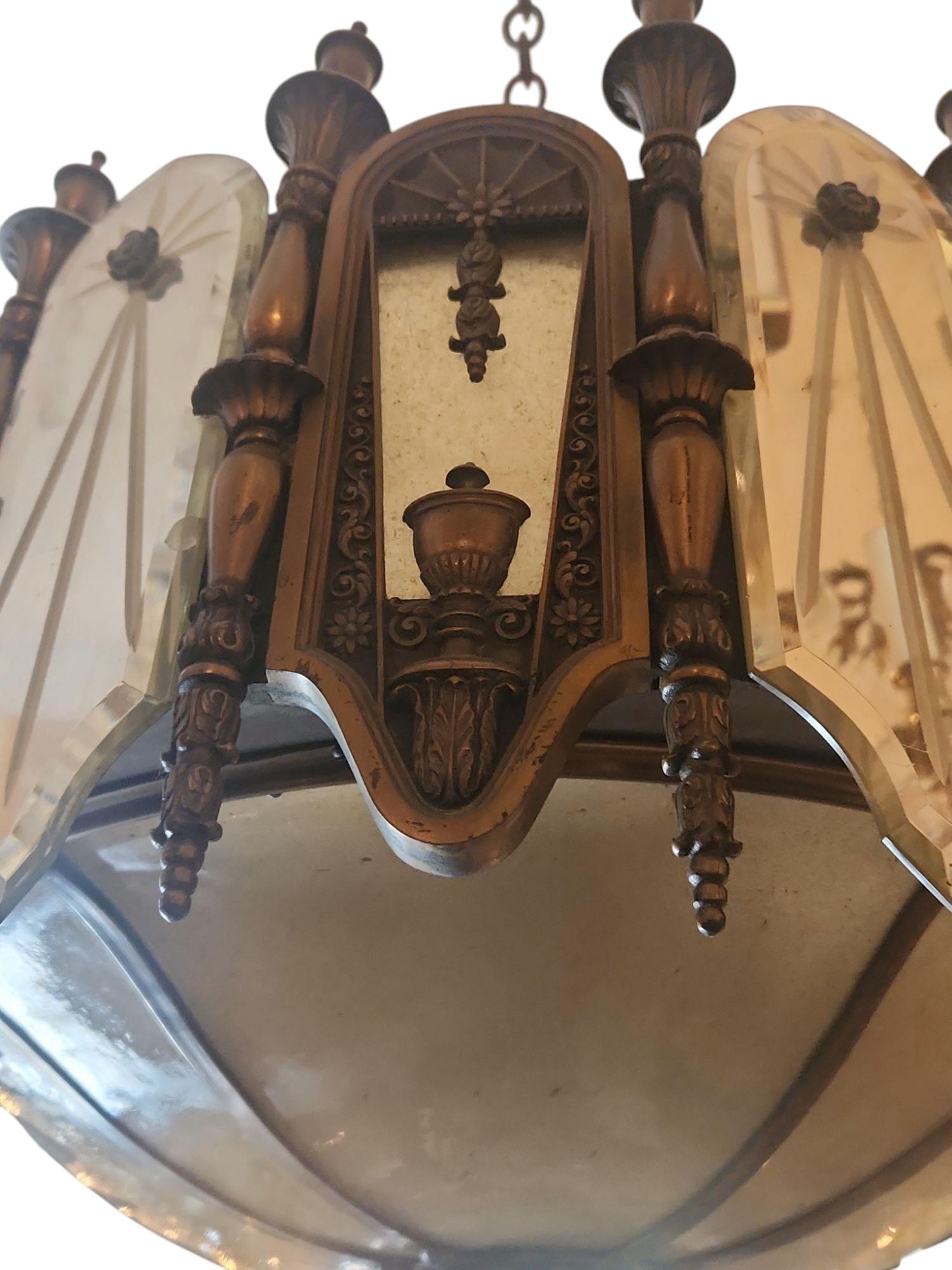 Araña de bronce y cristal espejado de los años 1920 Hecho a mano en venta