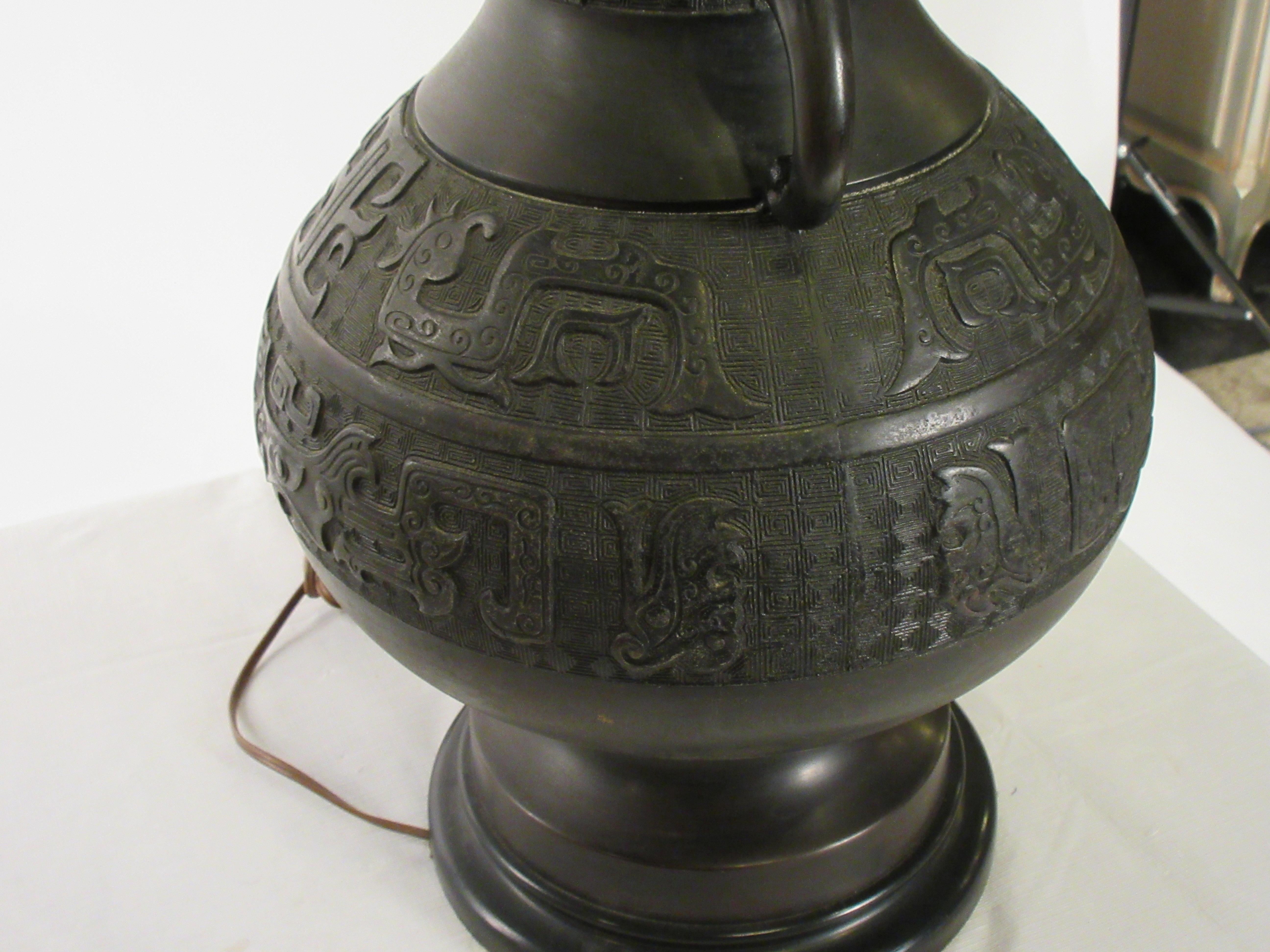 Lampe de table asiatique en bronze des années 1920 en vente 6