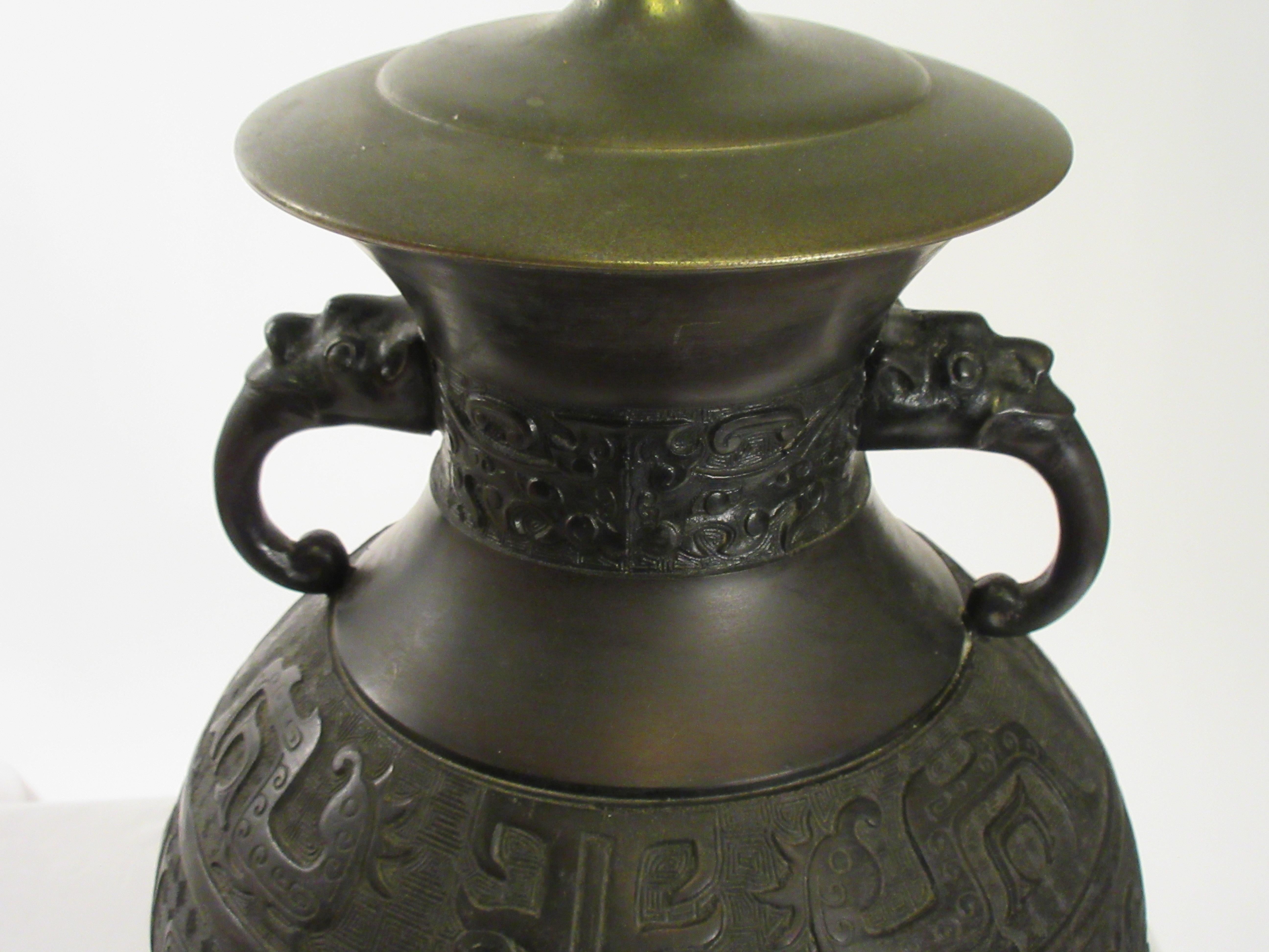 Lampe de table asiatique en bronze des années 1920 en vente 7