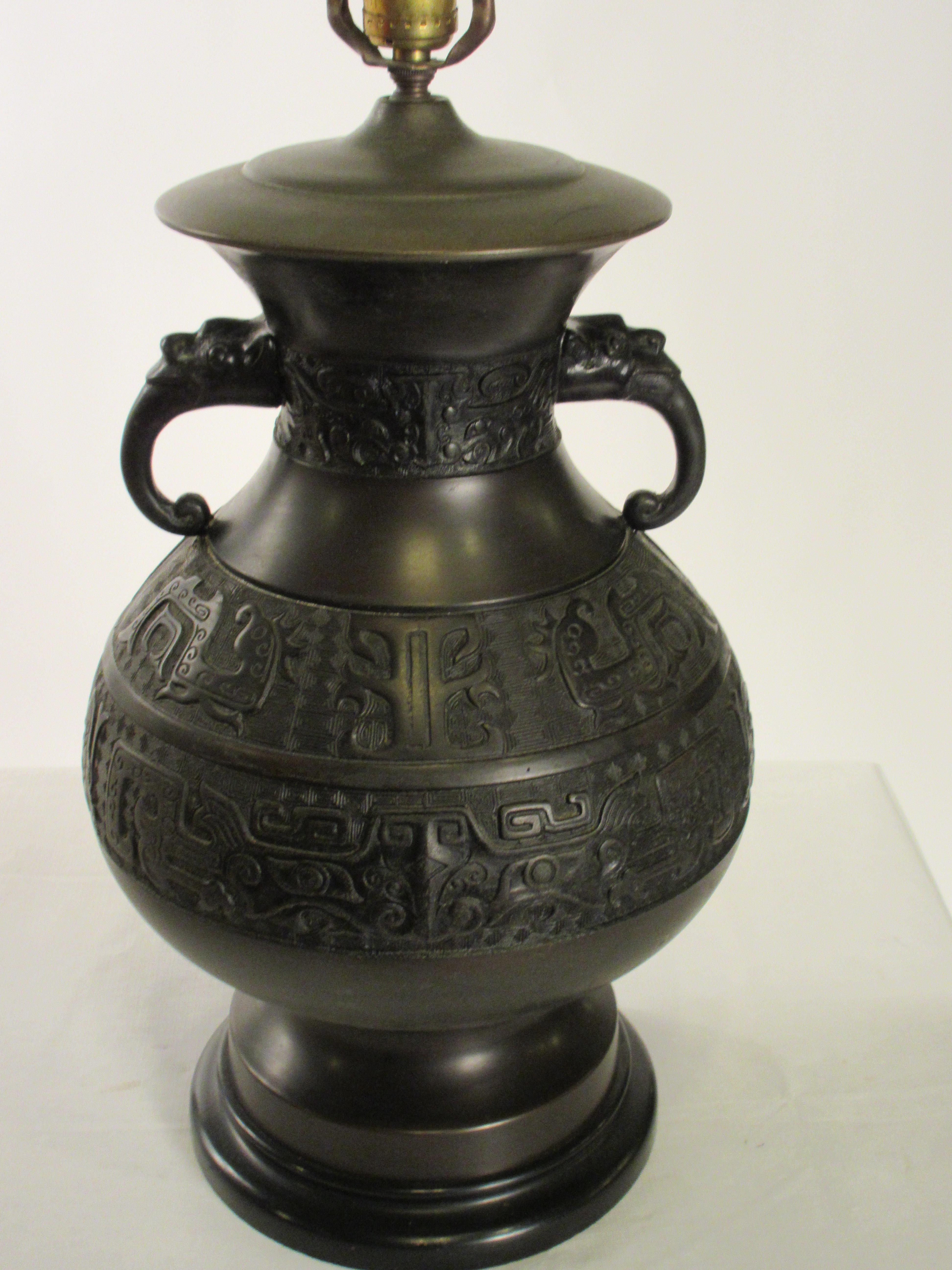 lampe de table asiatique en bronze des années 1920.