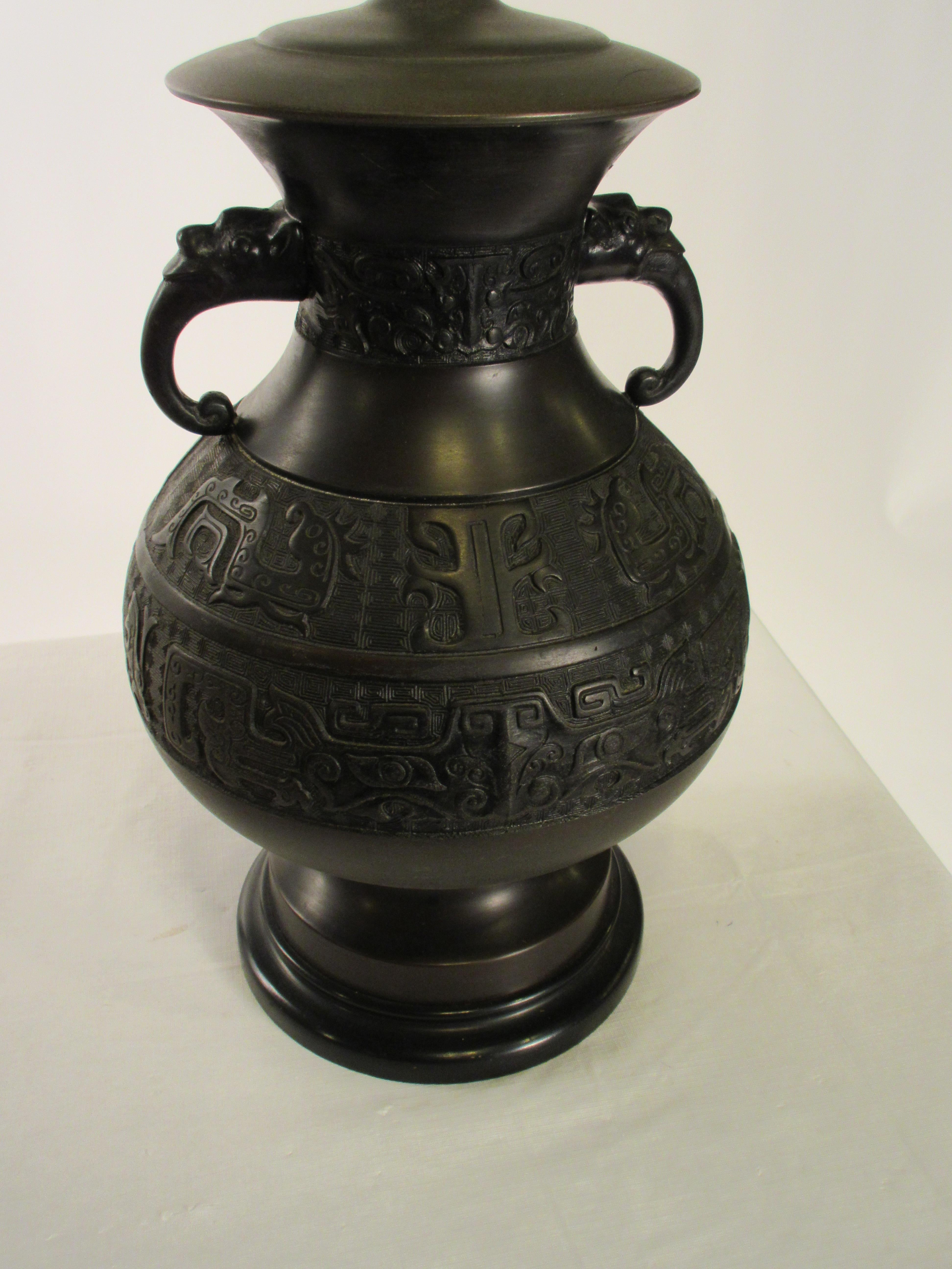 Lampe de table asiatique en bronze des années 1920 en vente 1