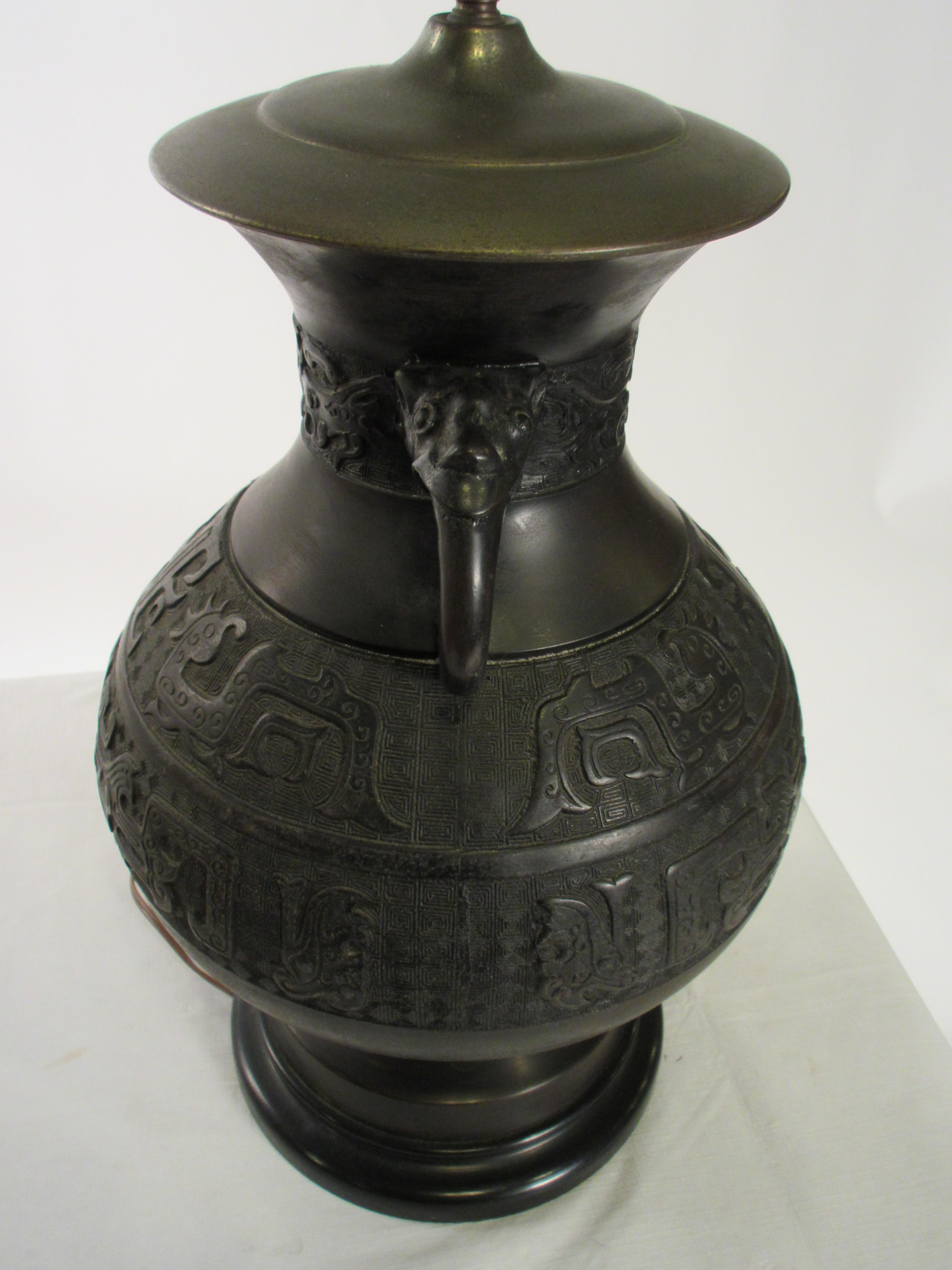 Lampe de table asiatique en bronze des années 1920 en vente 3