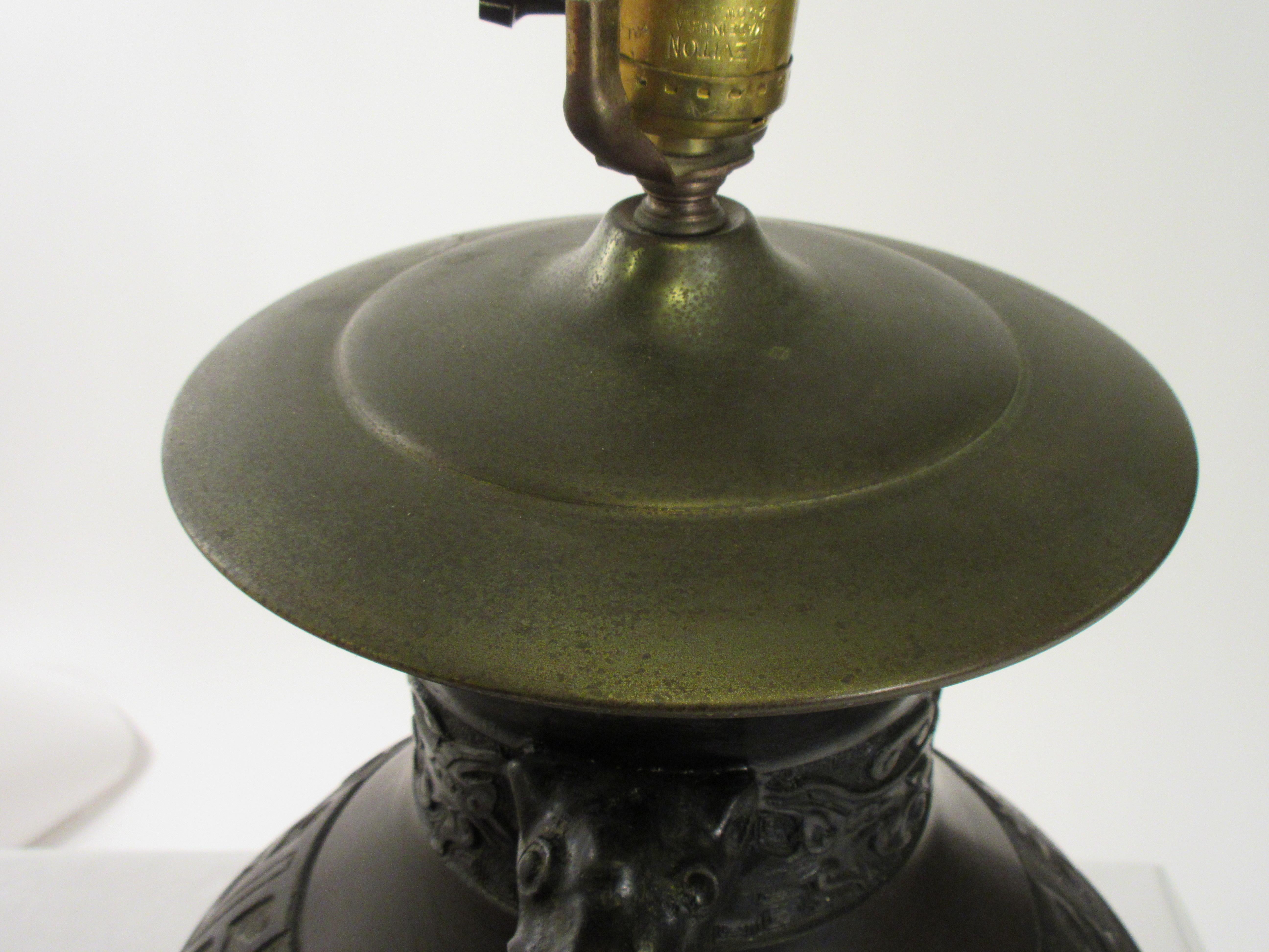 Lampe de table asiatique en bronze des années 1920 en vente 4