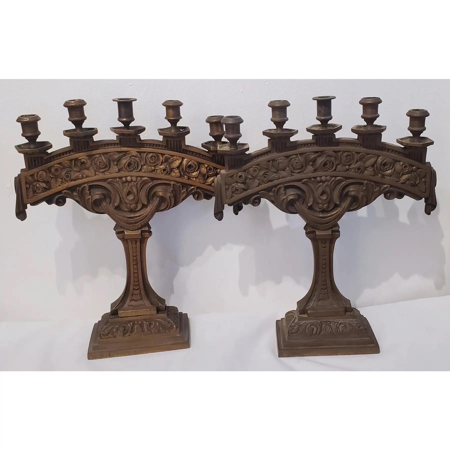 Bougie et centre de table trois pièces en bronze
Chaque bougeoir peut contenir 5 bougies. Le centre de table est doté d'un plateau amovible qui peut être nettoyé.

Les chandeliers mesurent 13,5 x 4 x 16
Le centre de table mesure 15 x 4 x 7,5