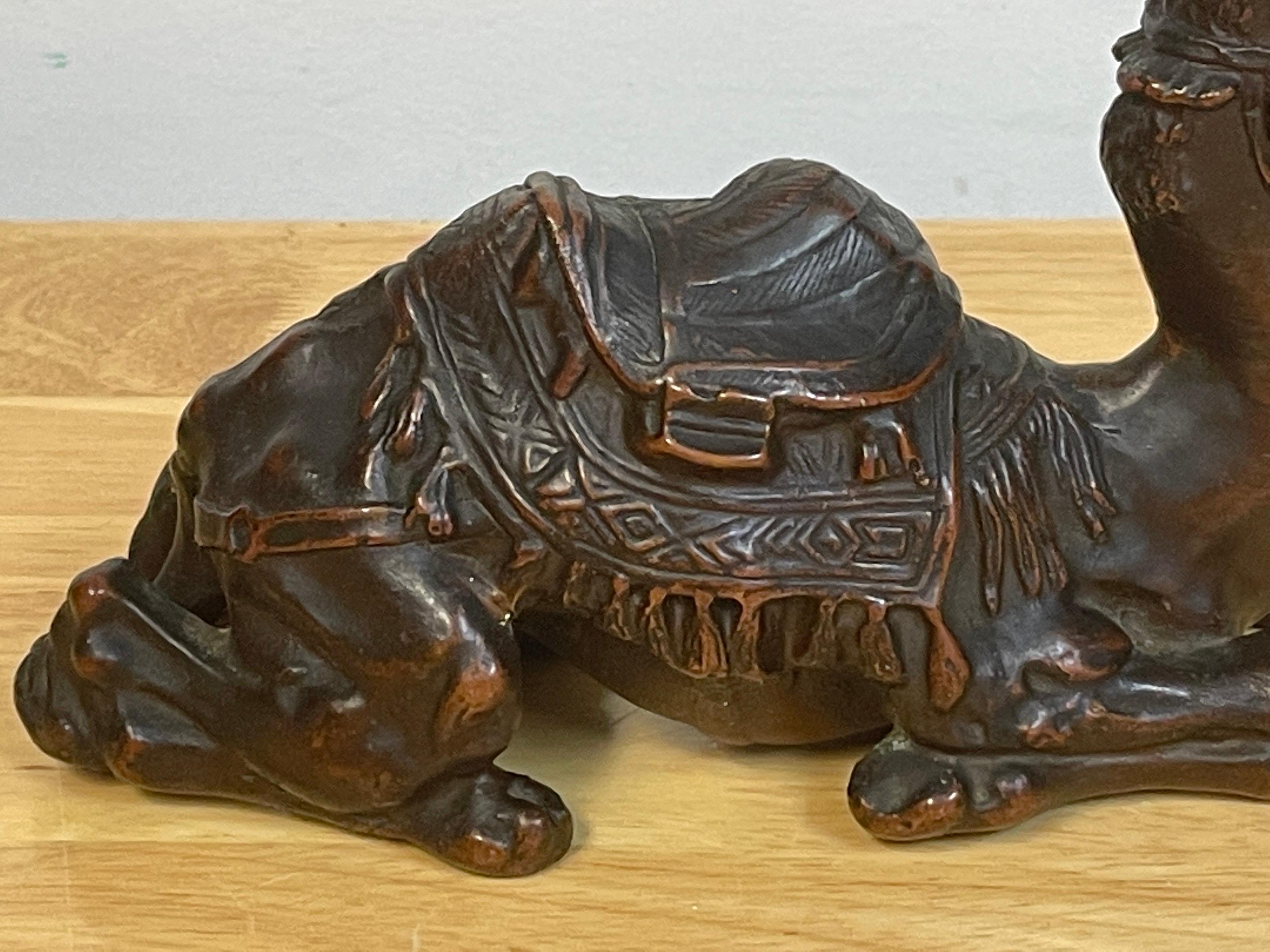 Bronzeskulptur einer sitzenden maurischen Kamelie aus den 1920er Jahren im Angebot 1