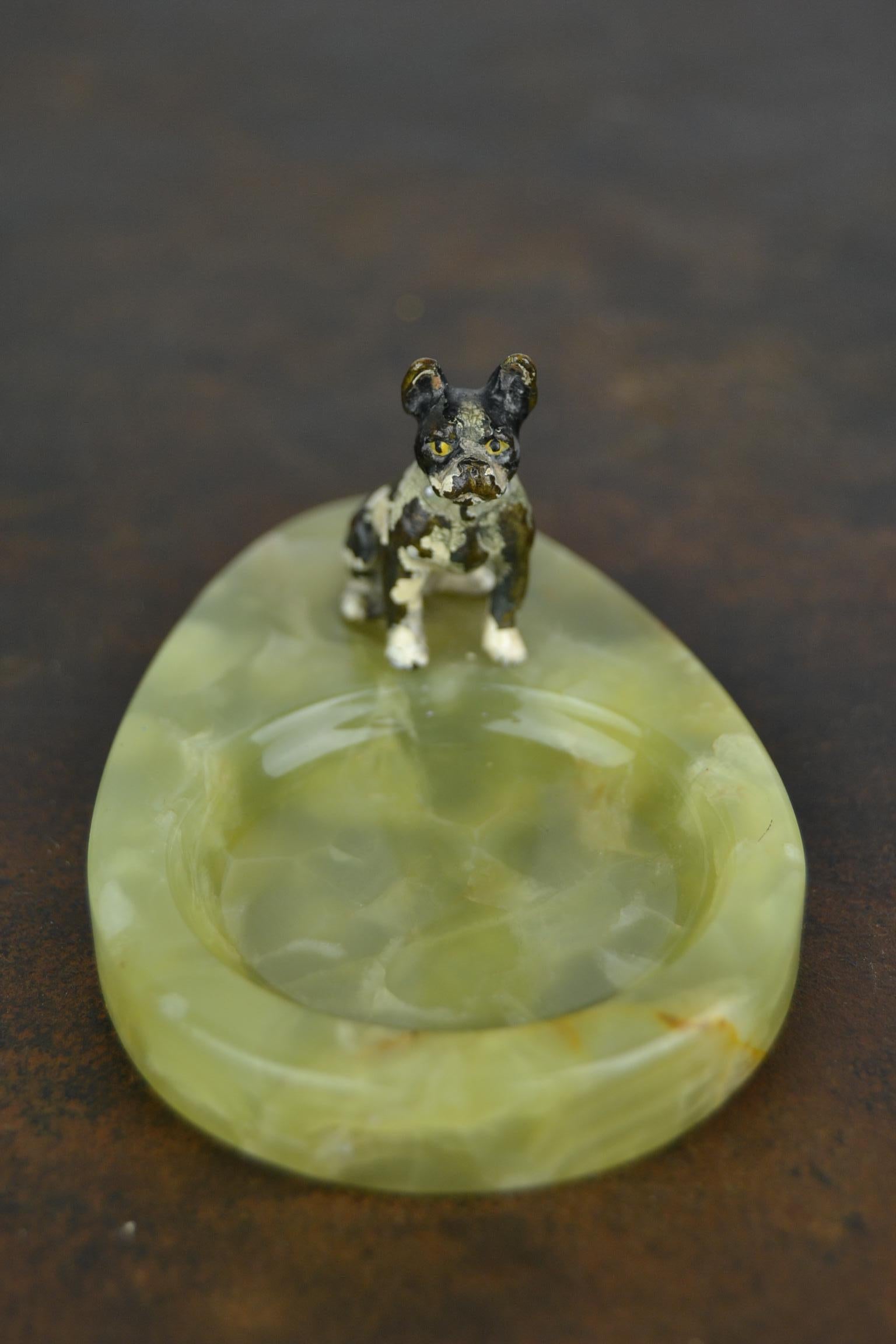 Stylish Art Deco Green Onyx Stone Ashtray with a little Bronze Cold-Painted French Bulldog Figurine - Bulldog Statue - Frenchie .
Great Antique Desk Ornament from the 1920s.
Paper weight - Desk Accessories - Animal Dog Figurine - Frenchie Gift 

The