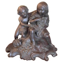 Sculpture en bronze des années 1920 représentant des enfants avec des lapins