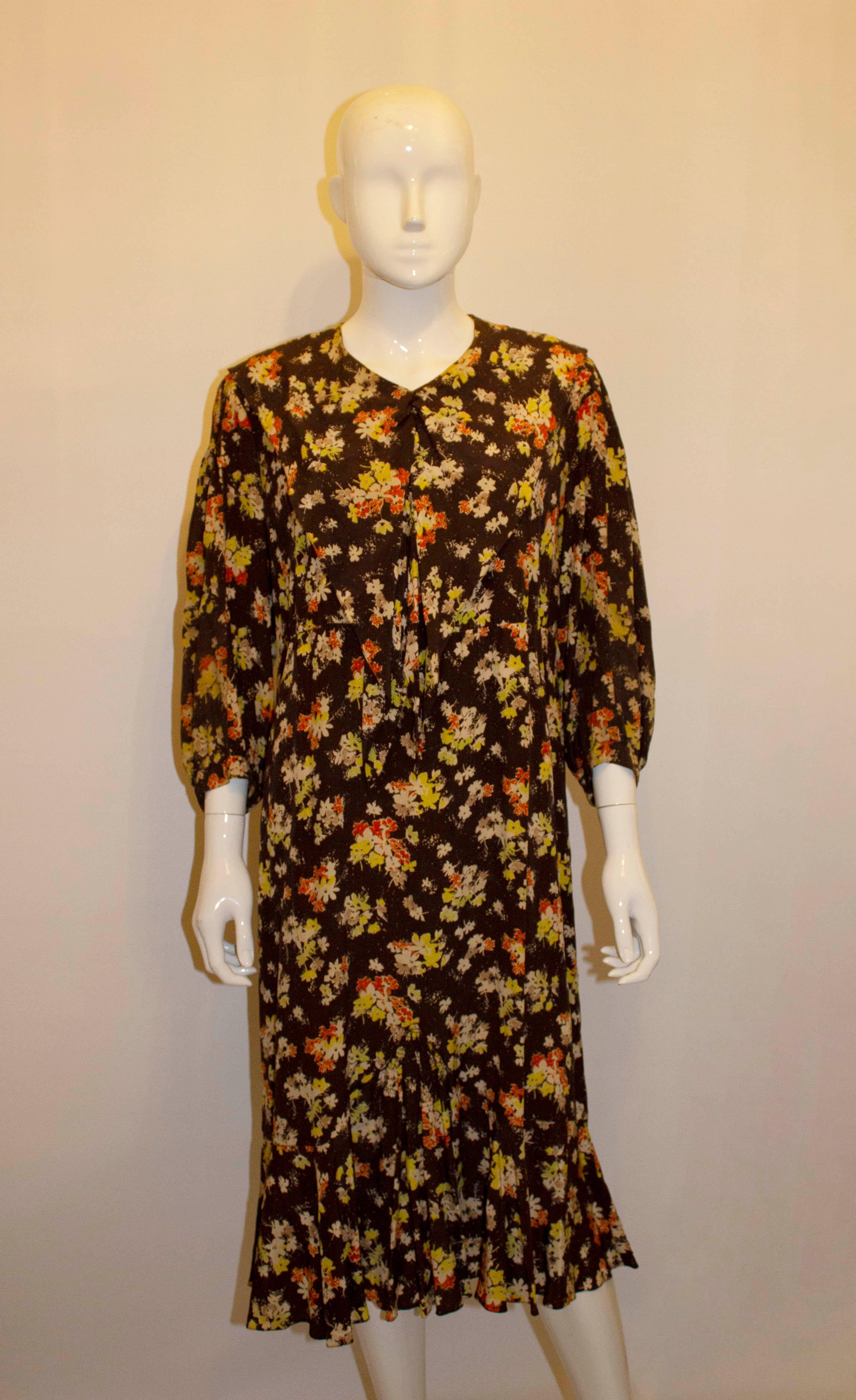 1920s Brown Silk Print Dress In Good Condition For Sale In London, GB