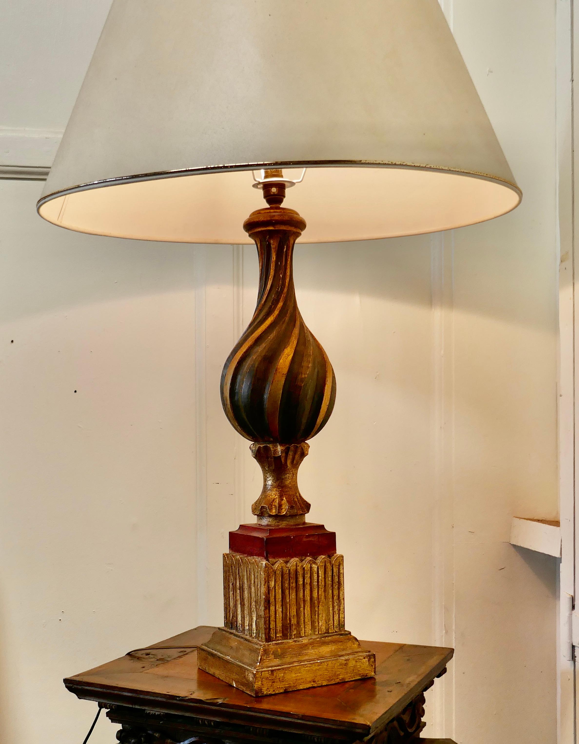 Spanische bemalte Volkskunst-Lampe und Schirm aus den 1920er Jahren (Holz) im Angebot