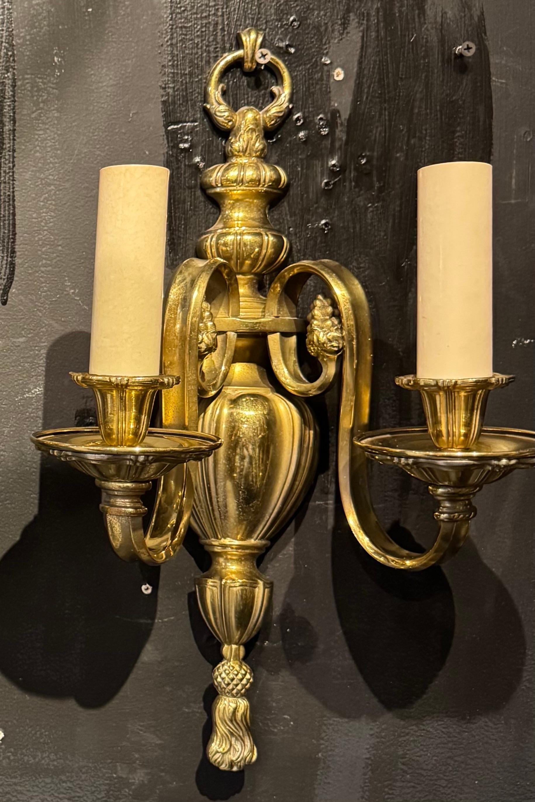 Applique in bronzo Caldwell del 1920 circa a due luci. Disponibili 3 coppie e lampadario coordinato 
