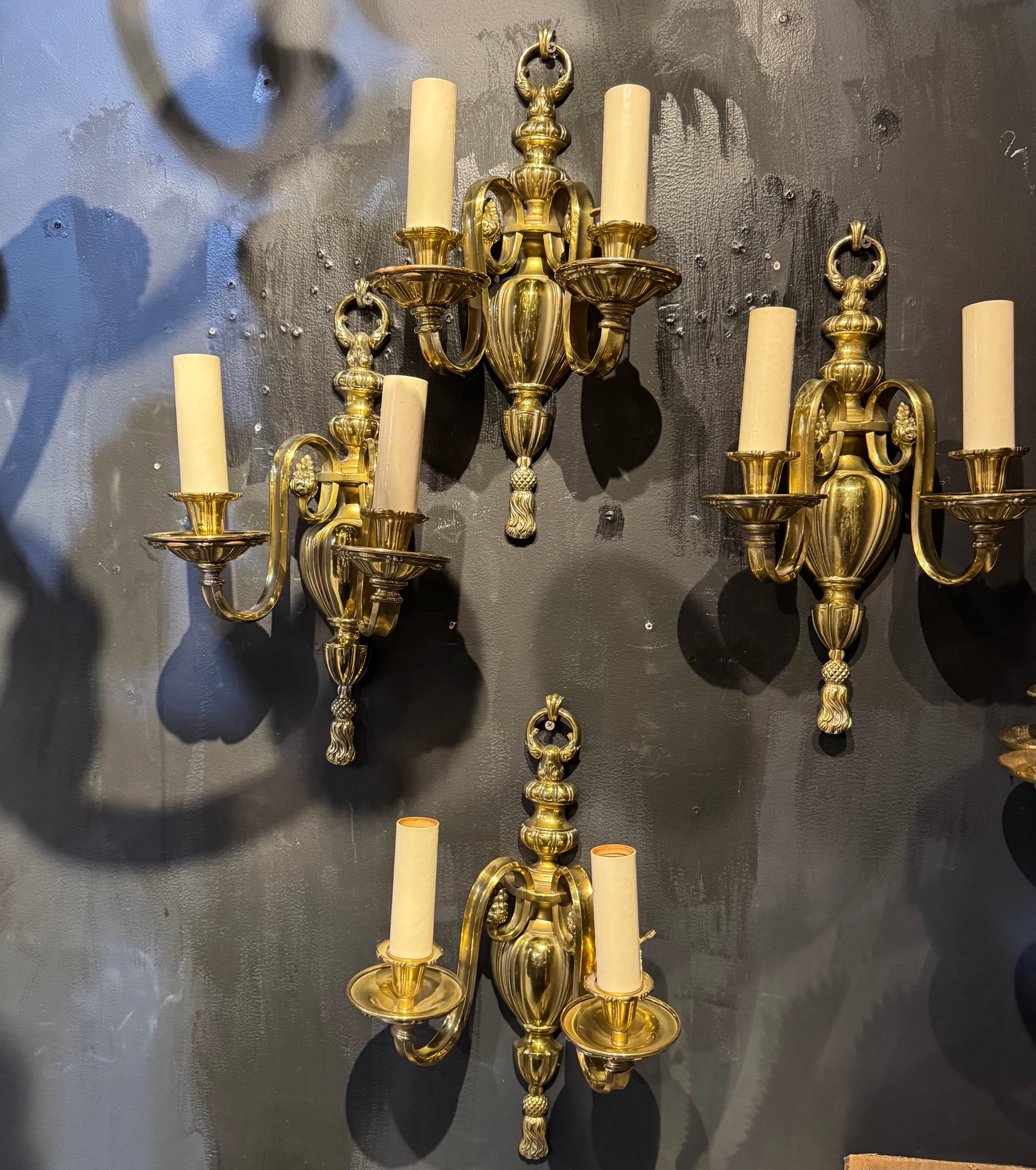 Neoclassico Applique in bronzo Caldwell degli anni '20 a due luci in vendita