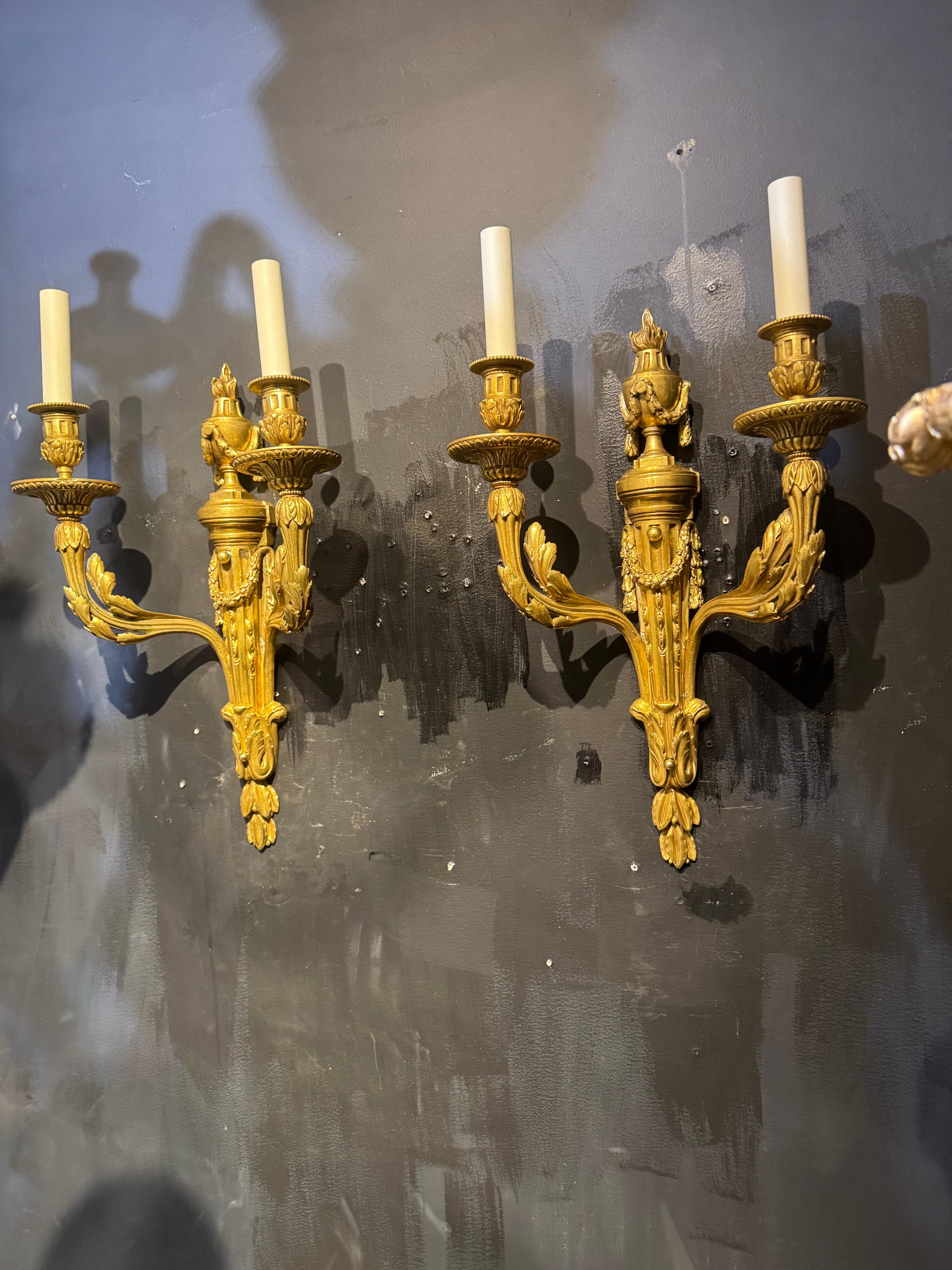 Luigi XVI 1920's Caldwell Bronze Sconces with Acanthus Leaves 2 Lights in vendita