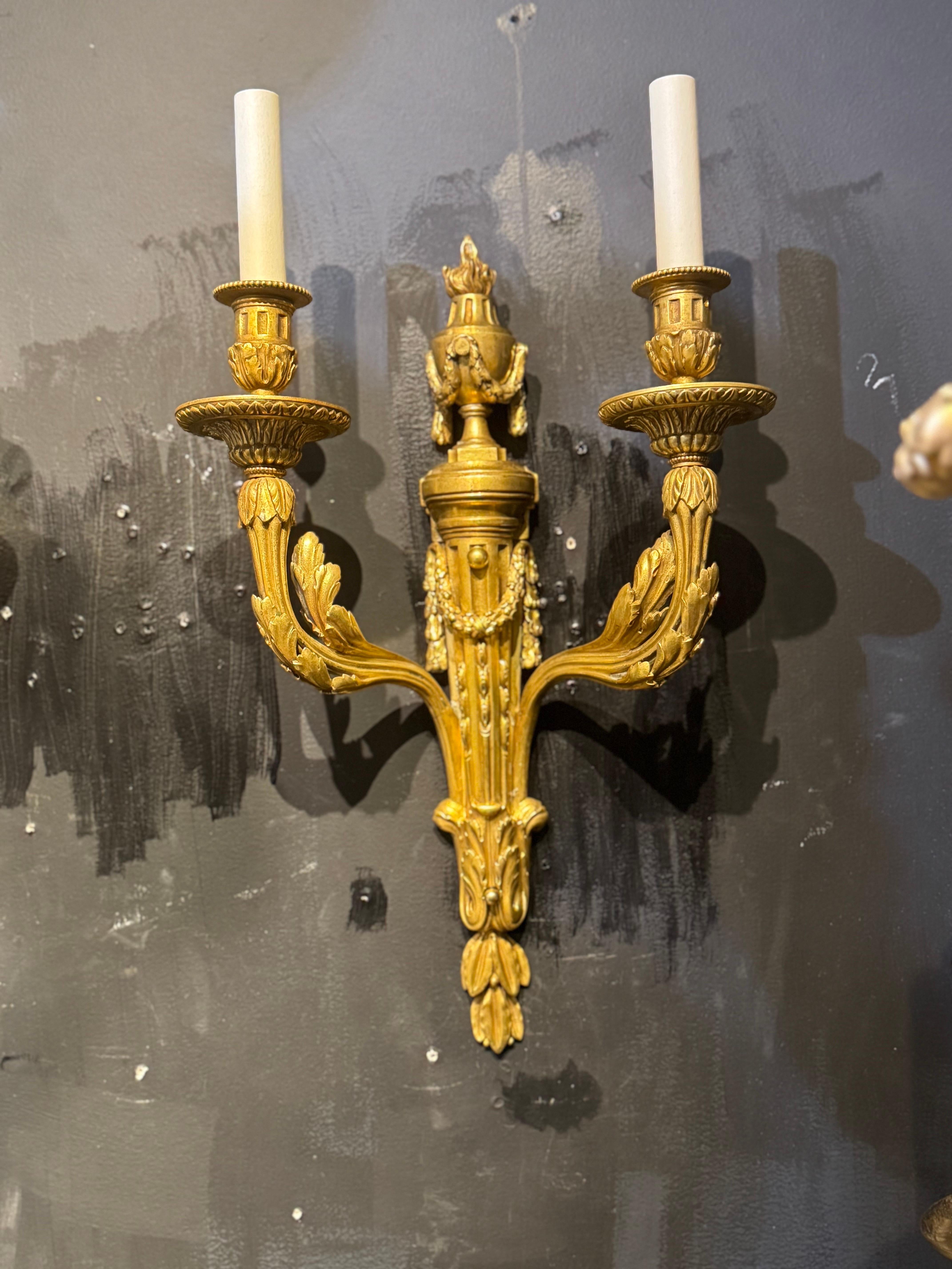 Americano 1920's Caldwell Bronze Sconces with Acanthus Leaves 2 Lights in vendita