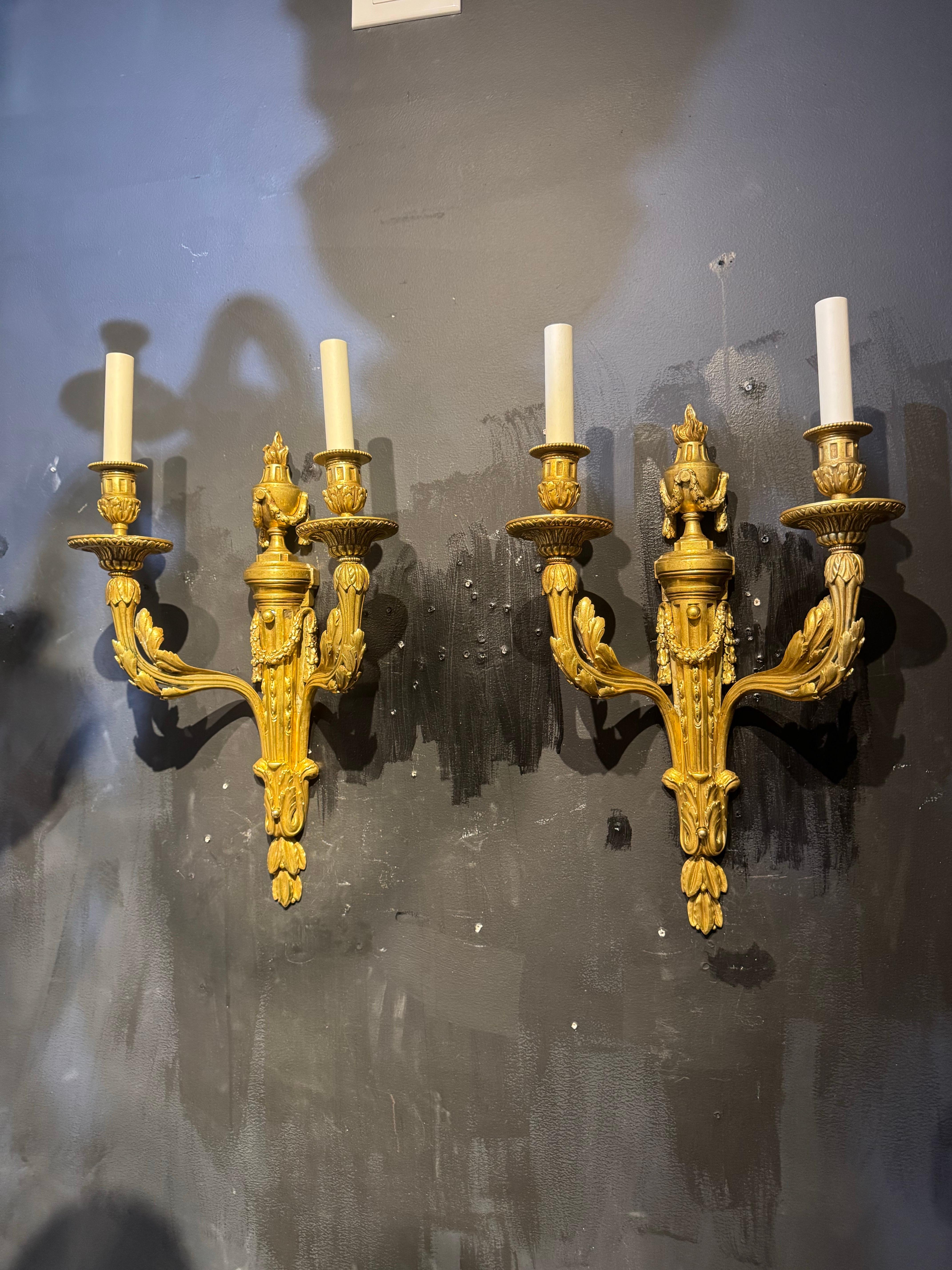 Inizio XX secolo 1920's Caldwell Bronze Sconces with Acanthus Leaves 2 Lights in vendita