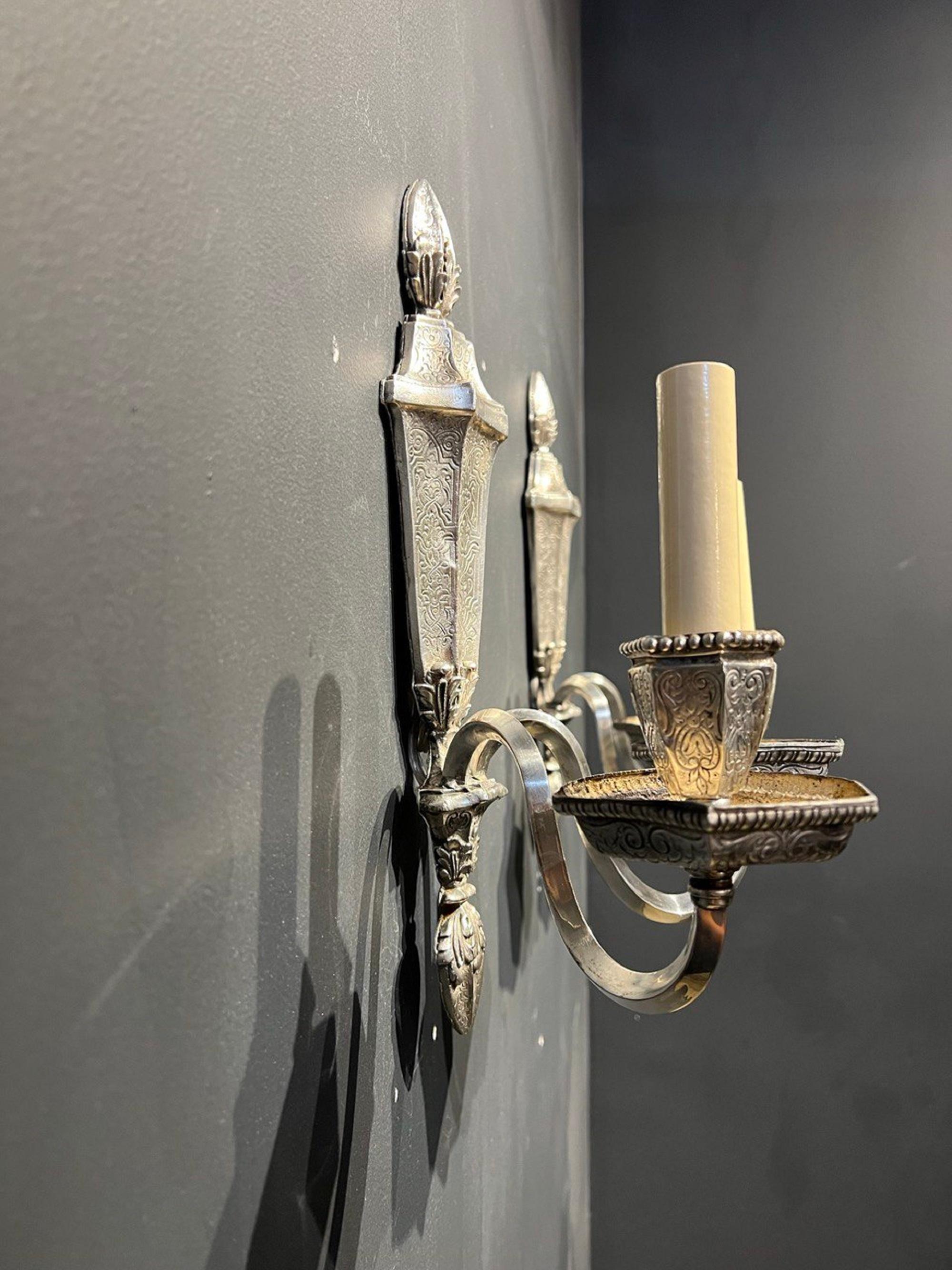 Neoclassico Sconcese Caldwell del 1920 con incisione in argento placcato in vendita