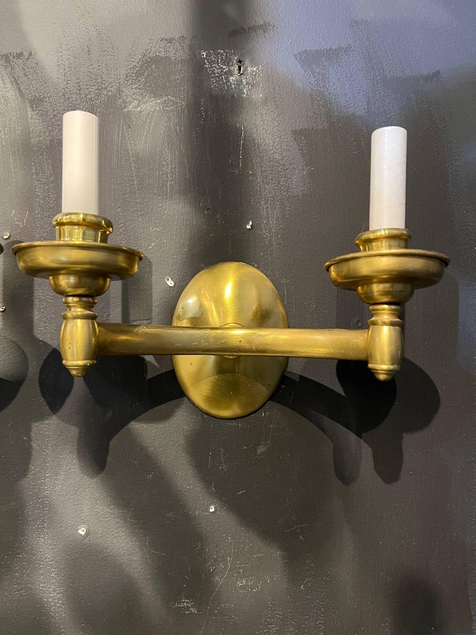 Classique américain Appliques à 2 lumières en bronze doré Caldwell des années 1920 en vente