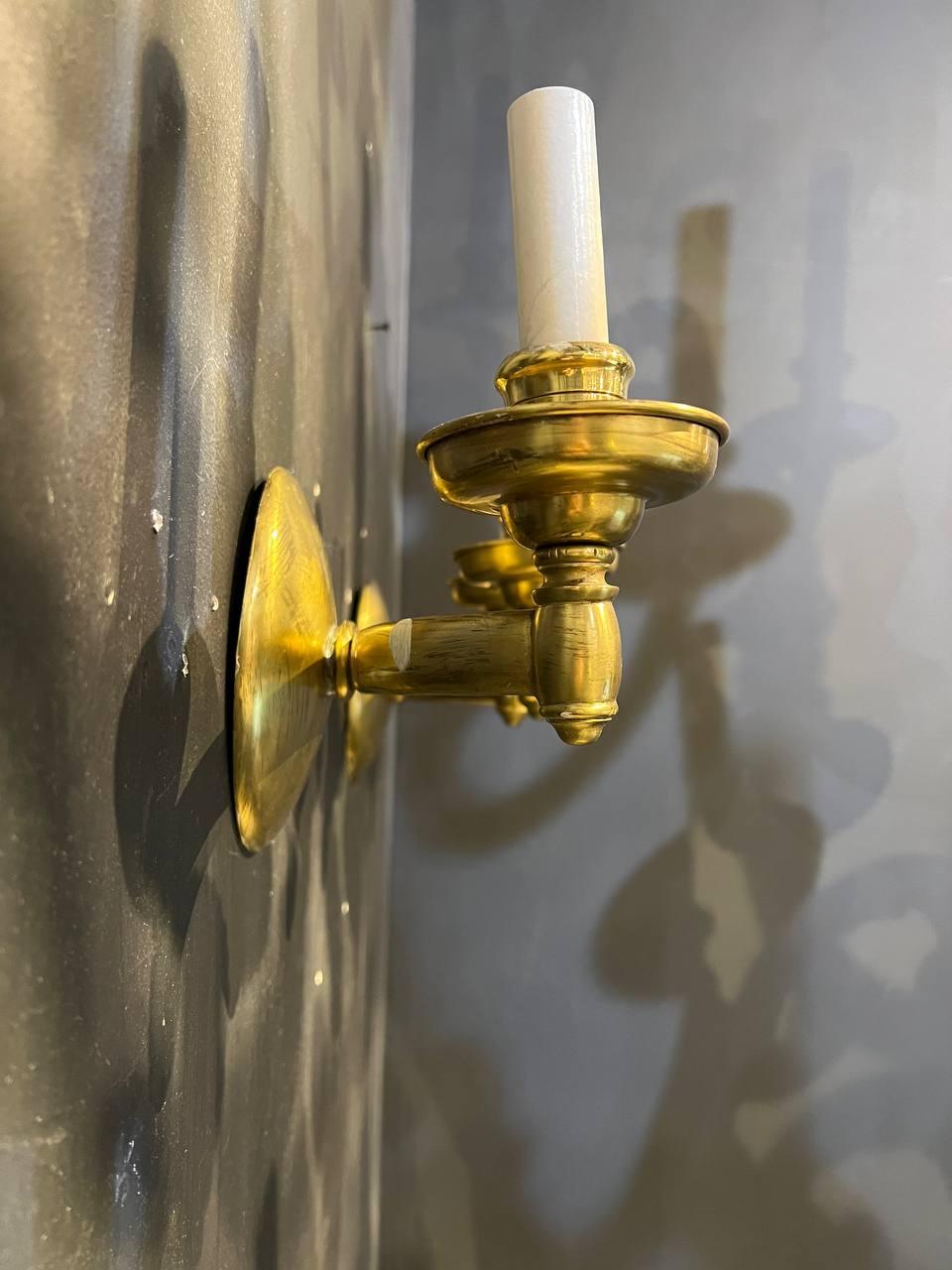 Appliques à 2 lumières en bronze doré Caldwell des années 1920 Bon état - En vente à New York, NY