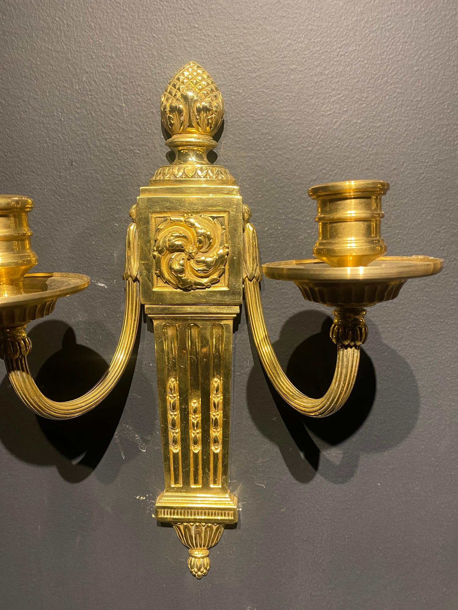 Coppia di appliques in bronzo dorato in stile neoclassico Caldwell del 1920 circa a due luci