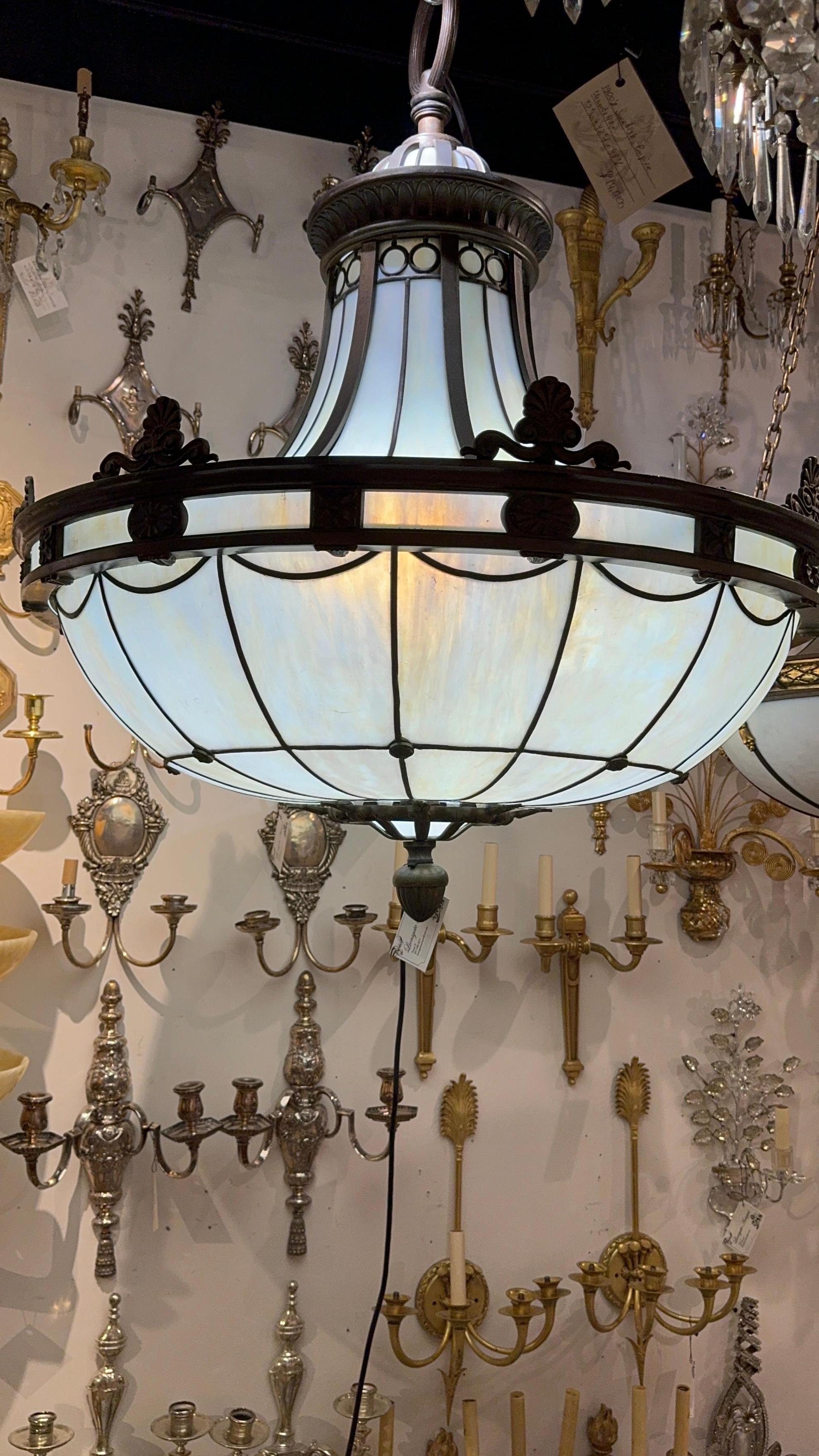 Coppia di lampadari in vetro piombato Caldwell del 1920 in vendita 3