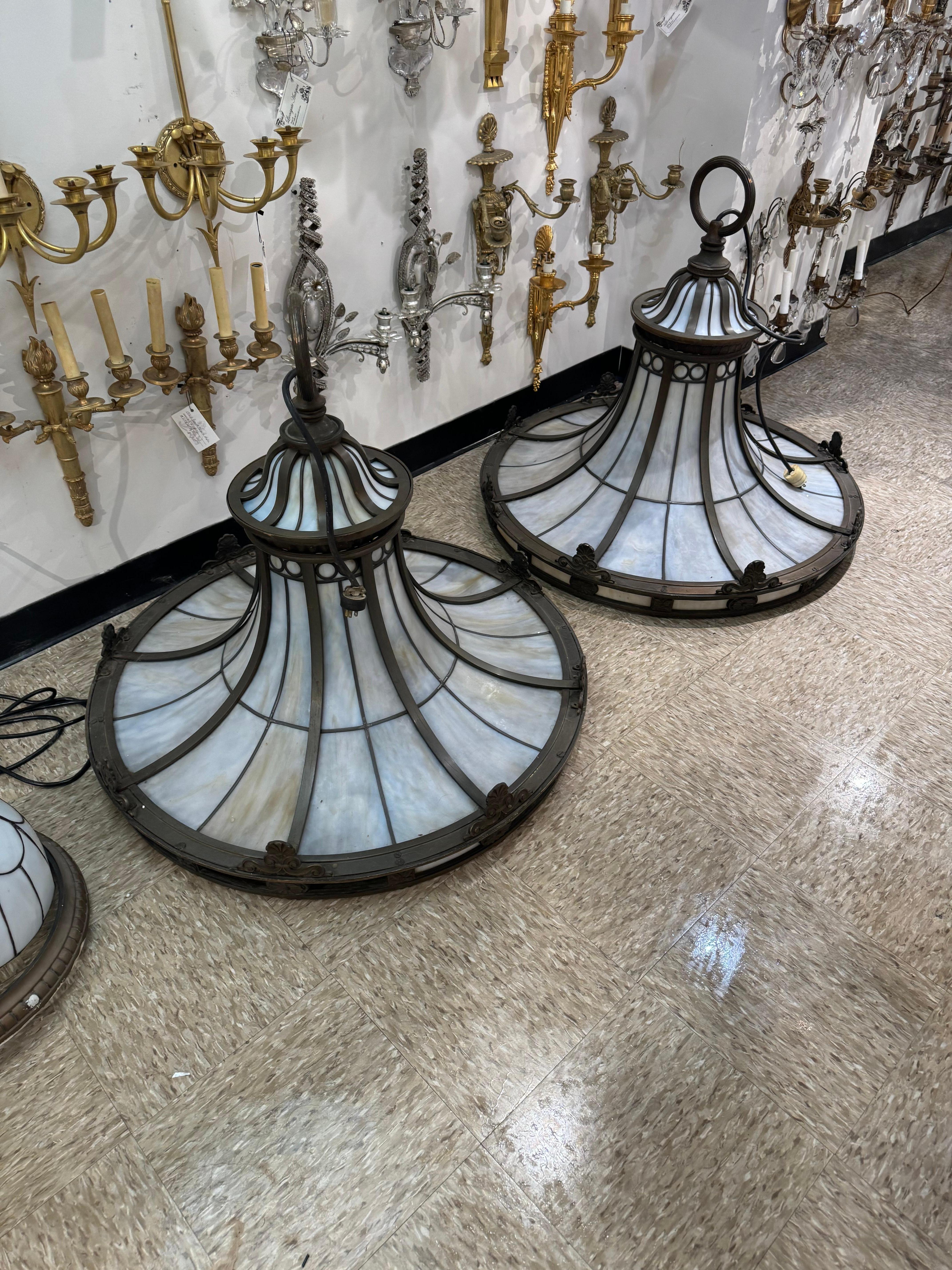 Coppia di lampadari in vetro piombato Caldwell del 1920 in vendita 4