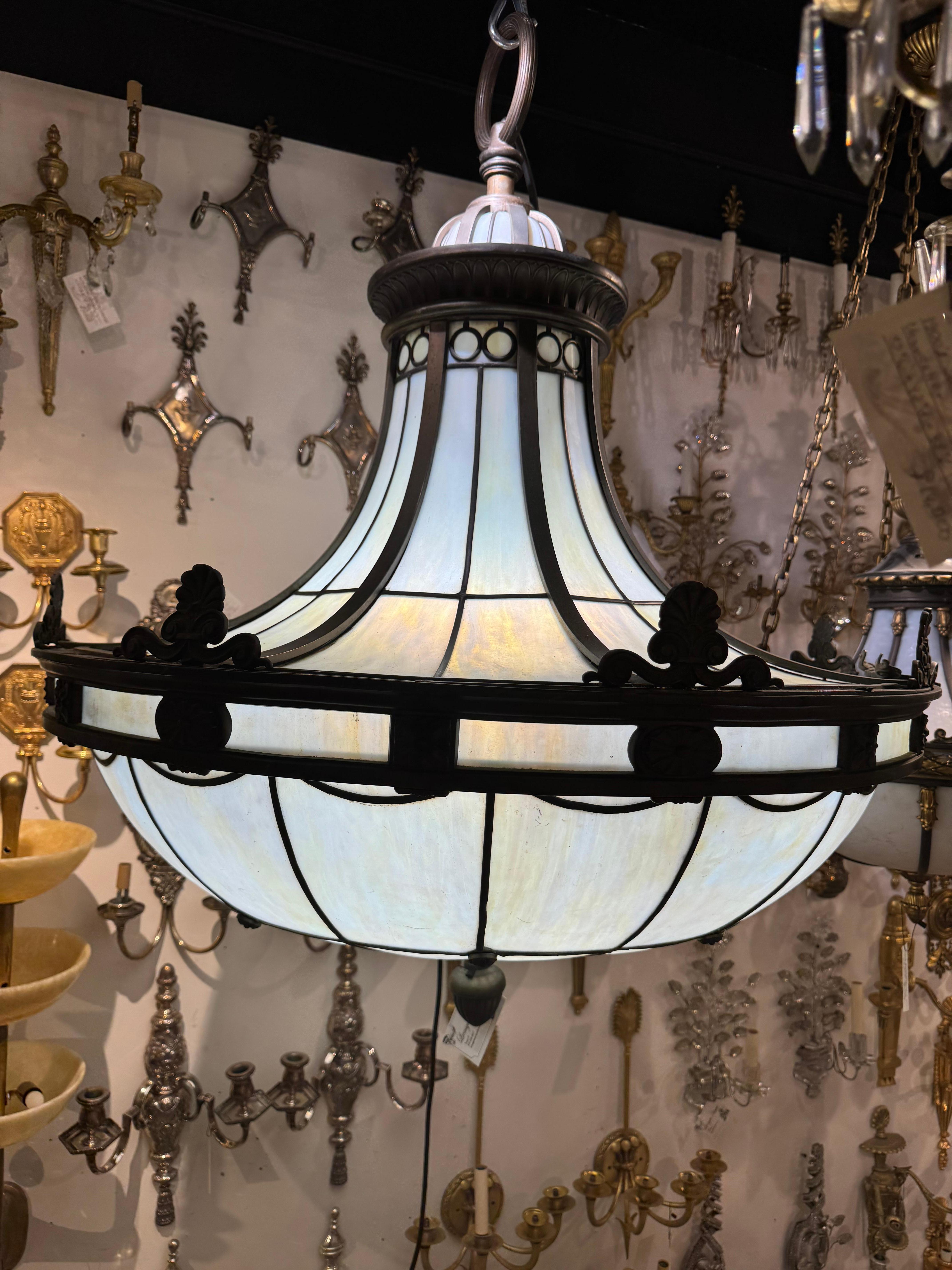 Coppia di lampadari in vetro piombato Caldwell del 1920 in vendita 5