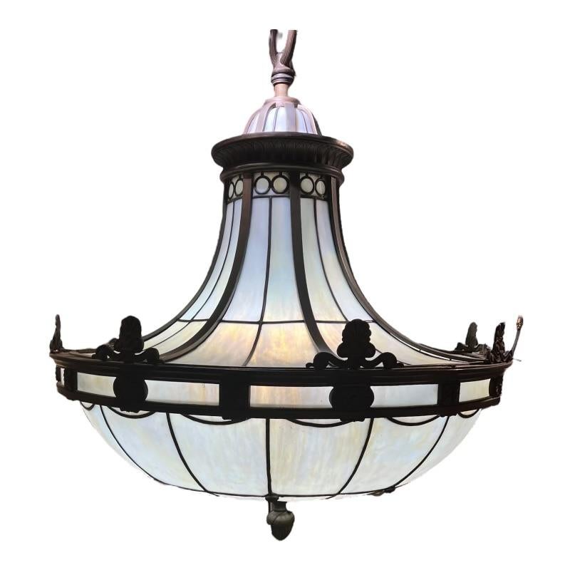 Neoclassico Coppia di lampadari in vetro piombato Caldwell del 1920 in vendita