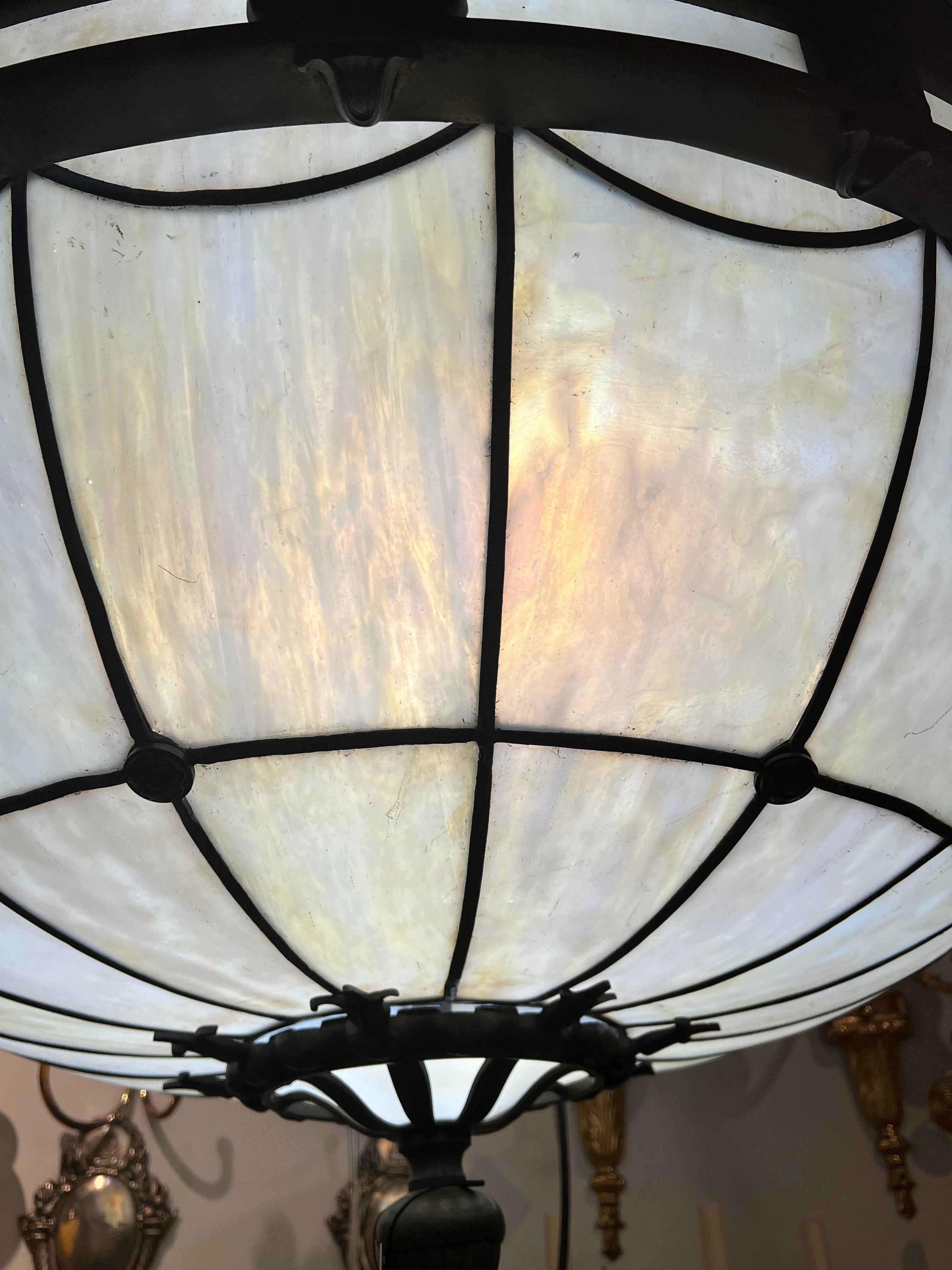 Coppia di lampadari in vetro piombato Caldwell del 1920 In condizioni buone in vendita a New York, NY