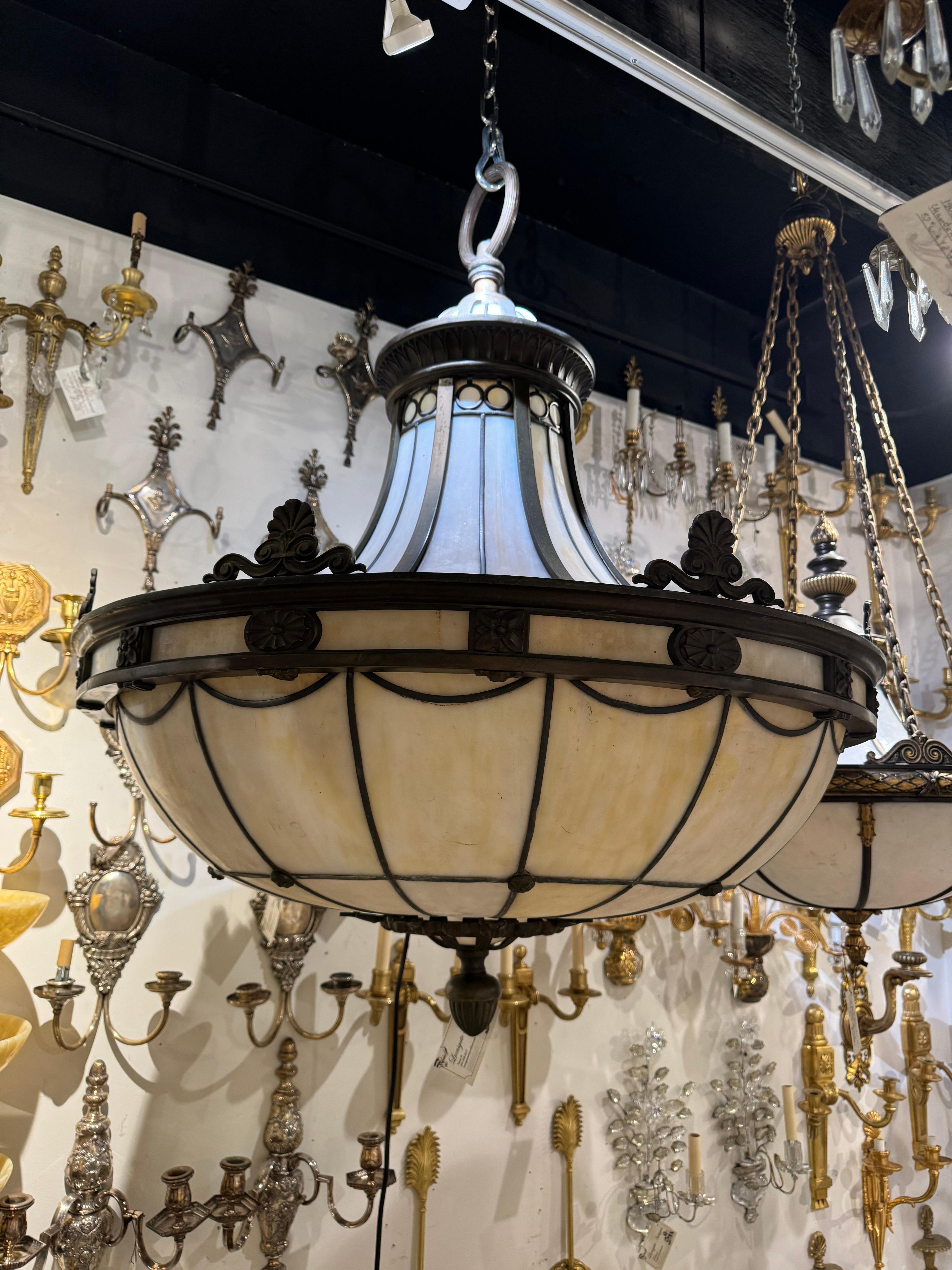 Inizio XX secolo Coppia di lampadari in vetro piombato Caldwell del 1920 in vendita